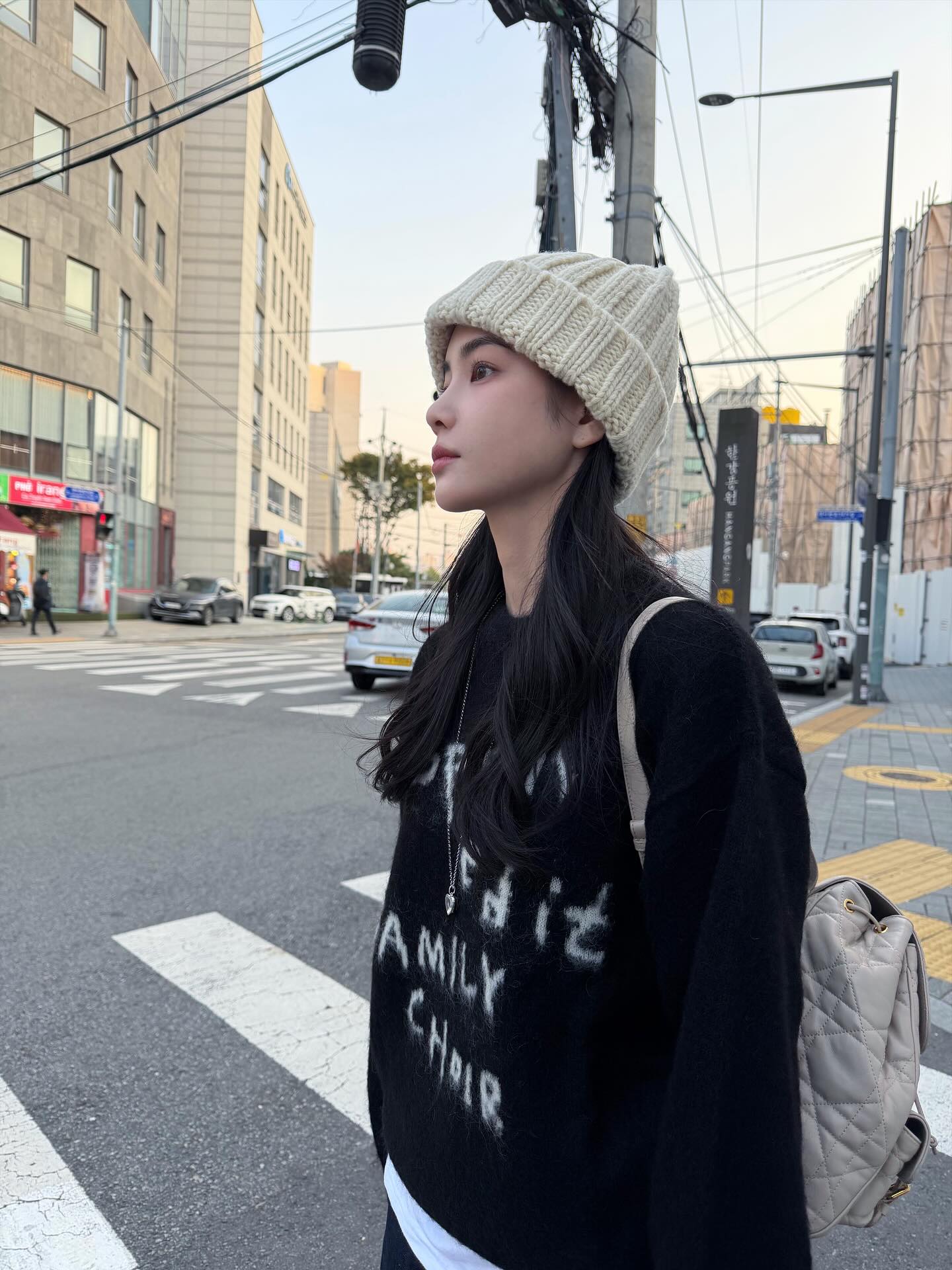 어디서나 손이 가는 데일리 백💖
아우터 두꺼운 계절엔 백팩으로 가볍게☃️👜

데일리로 가볍게 들기 좋은 백팩, 지금 소개해드릴게요.

1. 셀린느 보니 백팩, 400만 원대
카프스킨 소재에 트리옹프 로고 장식이 더해진 셀린느의 보니 백팩입니다. 김나영은 데님 재킷과 스웨이드 스커트를 매치해 가을 데일리룩을 완성했습니다.

2. 디올 카로 미디엄 백팩, 500만 원대
매크로 까나쥬 스티칭과 골드 로고 포인트의 디올 카로 미디엄 백팩입니다. 홍수주는 니트와 데님 팬츠를 매치해 캐주얼한 데일리룩을 완성했습니다. 이미지6