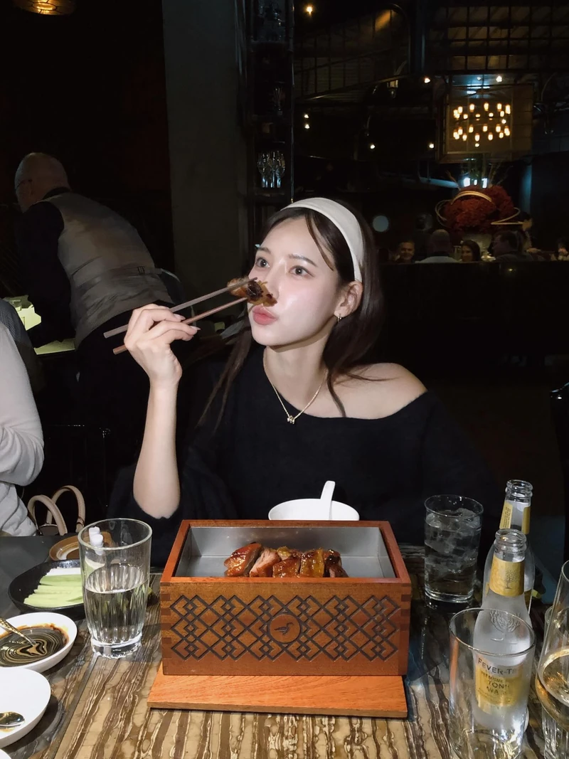 추워져도 원숄더만은 포기 못 해🙅🏻♀️
포근함 속에 살짝 드러난 여리함, 원숄더면 분위기 확 달라🩶✨ 이미지2