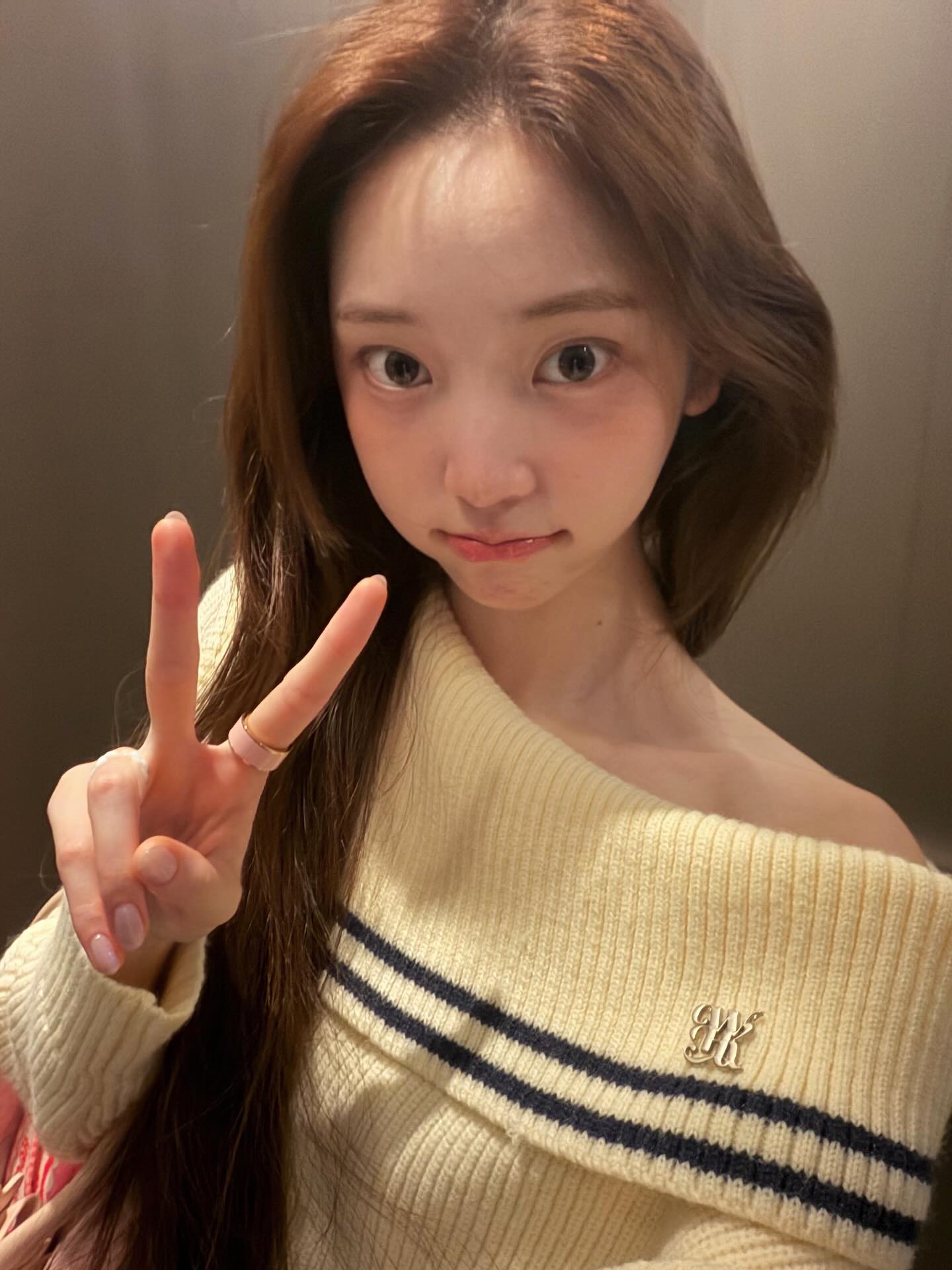 추워져도 원숄더만은 포기 못 해🙅🏻‍♀️
포근함 속에 살짝 드러난 여리함, 원숄더면 분위기 확 달라🩶✨ 이미지6