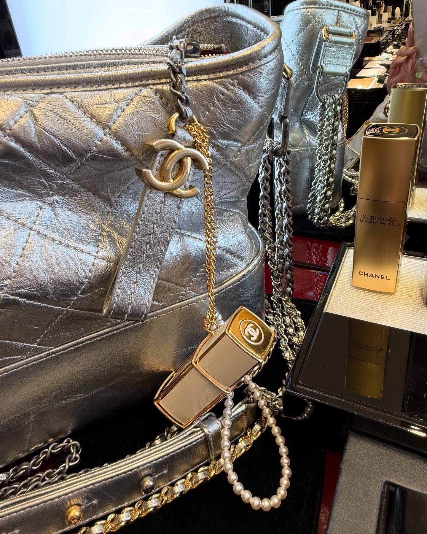 샤넬 키링? 향수?두 매력 한 번에🖤
향기와 스타일을 한 번에 즐길 수 있는 샤넬 키링✨🪄놓치지마

최근 홀리데이 시즌을 맞아 샤넬 No.5 스프레이 키링이 다시 주목받고 있는데요. 샤넬의 31만 원 대 오 드 빠르펭 펄스 스트레이 키링과 코코 마드모아젤로 2가지 제품으로, 향과 시각적 매력을 동시에 즐길 수 있습니다.

이 키링은 단순한 향수를 넘어, 주얼리 체인이 구성되어 가방이나 벨트에 달아 세련된 포인트를 더해주며, 손목에 액세서리처럼 착용할 수 있습니다. 휴대성과 고급스러움까지 놓치지 않는 샤넬 키링으로 향기와 스타일을 동시에 챙겨보세요. 이미지7