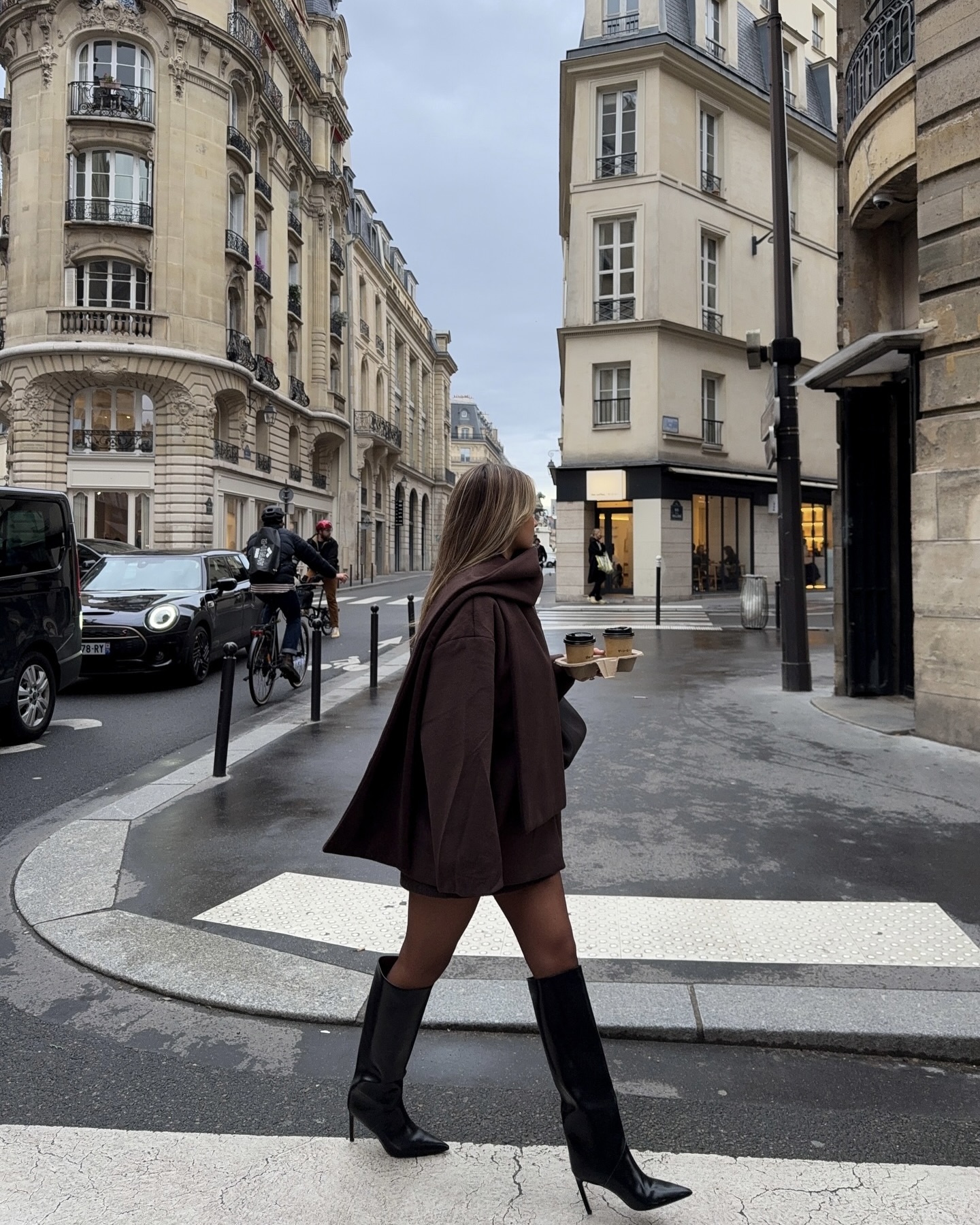 겨울 아우터 고민 중?자라에서 겟🙆🏻‍♀️
미리 세일 정보 확인해서 자라 겨울 아이템 득템하자🛍️✅

자라 세일 전 참고하기 좋은 겨울 아우터 2가지를 소개합니다.

1. 울 스카프 쇼트 코트, 10만 원대
버튼 디테일과 탈부착 스카프가 구성된 울 소재 숏 코트로, 노카라와 웰트 포켓 디테일이 더해진 클래식한 코트입니다. 숏 코트를 원피스처럼 연출하고 롱부츠를 매치하면 세련된 모던룩을 완성할 수 있습니다.

2. 라펠 칼라 페이크 퍼 숏 코트, 10만 원대
클래식한 테일러드 라펠 디자인이 특징으로 페이크 퍼 소재가 포근하면서도 고급스러운 분위기를 만들죠. 데님 팬츠와 볼캡을 매치하면 캐주얼하면서도 럭셔리한 포인트를 줄 수 있습니다. 이미지2