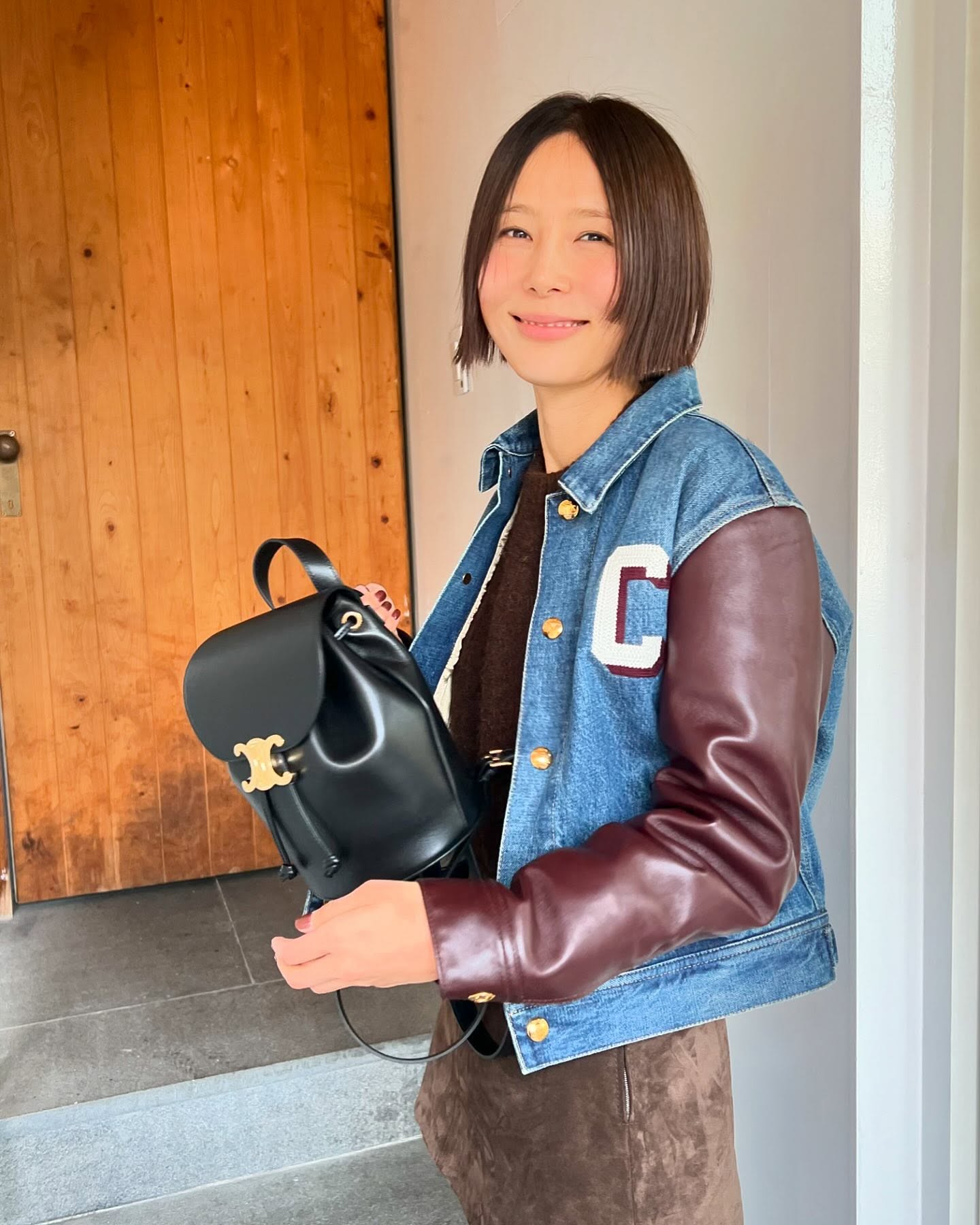 어디서나 손이 가는 데일리 백💖
아우터 두꺼운 계절엔 백팩으로 가볍게☃️👜

데일리로 가볍게 들기 좋은 백팩, 지금 소개해드릴게요.

1. 셀린느 보니 백팩, 400만 원대
카프스킨 소재에 트리옹프 로고 장식이 더해진 셀린느의 보니 백팩입니다. 김나영은 데님 재킷과 스웨이드 스커트를 매치해 가을 데일리룩을 완성했습니다.

2. 디올 카로 미디엄 백팩, 500만 원대
매크로 까나쥬 스티칭과 골드 로고 포인트의 디올 카로 미디엄 백팩입니다. 홍수주는 니트와 데님 팬츠를 매치해 캐주얼한 데일리룩을 완성했습니다. 이미지1