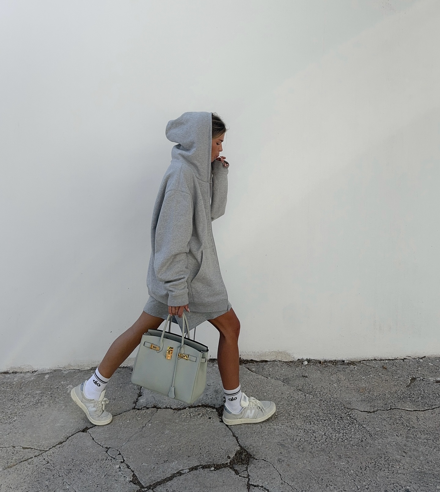 에르메스에 알로? 뉴 럭셔리야✨
해외에선 에르메스 버킨백에 알로 애슬레저 조합으로 입어🔥😎
 이미지2