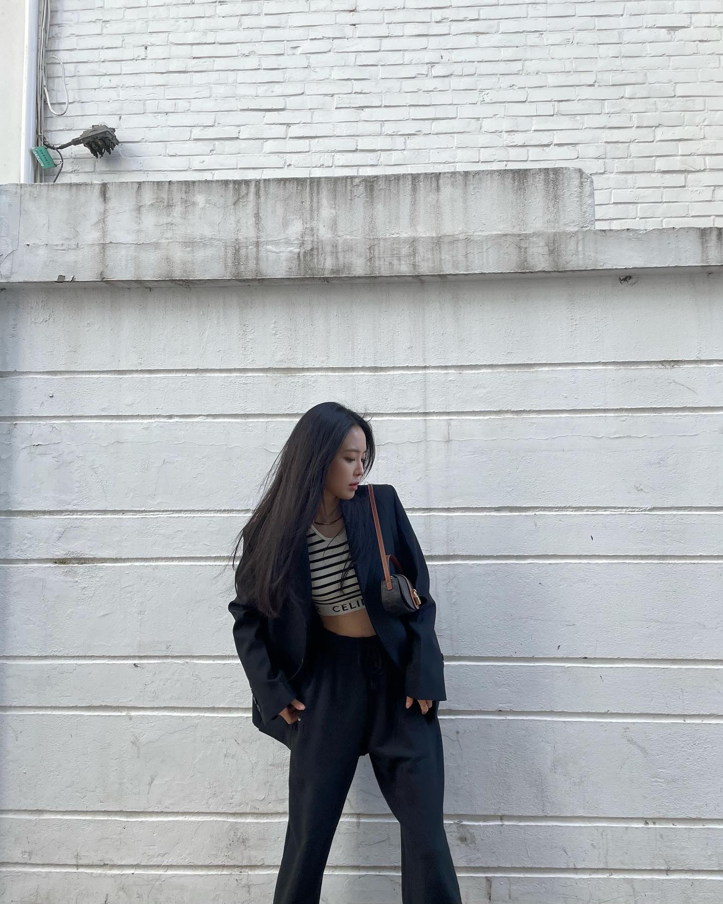 겨울 아우터 속 얇은 블레이저🖤
출근룩부터 데일리룩까지 활용하기 좋은 블레이저 자켓✨ 이미지5