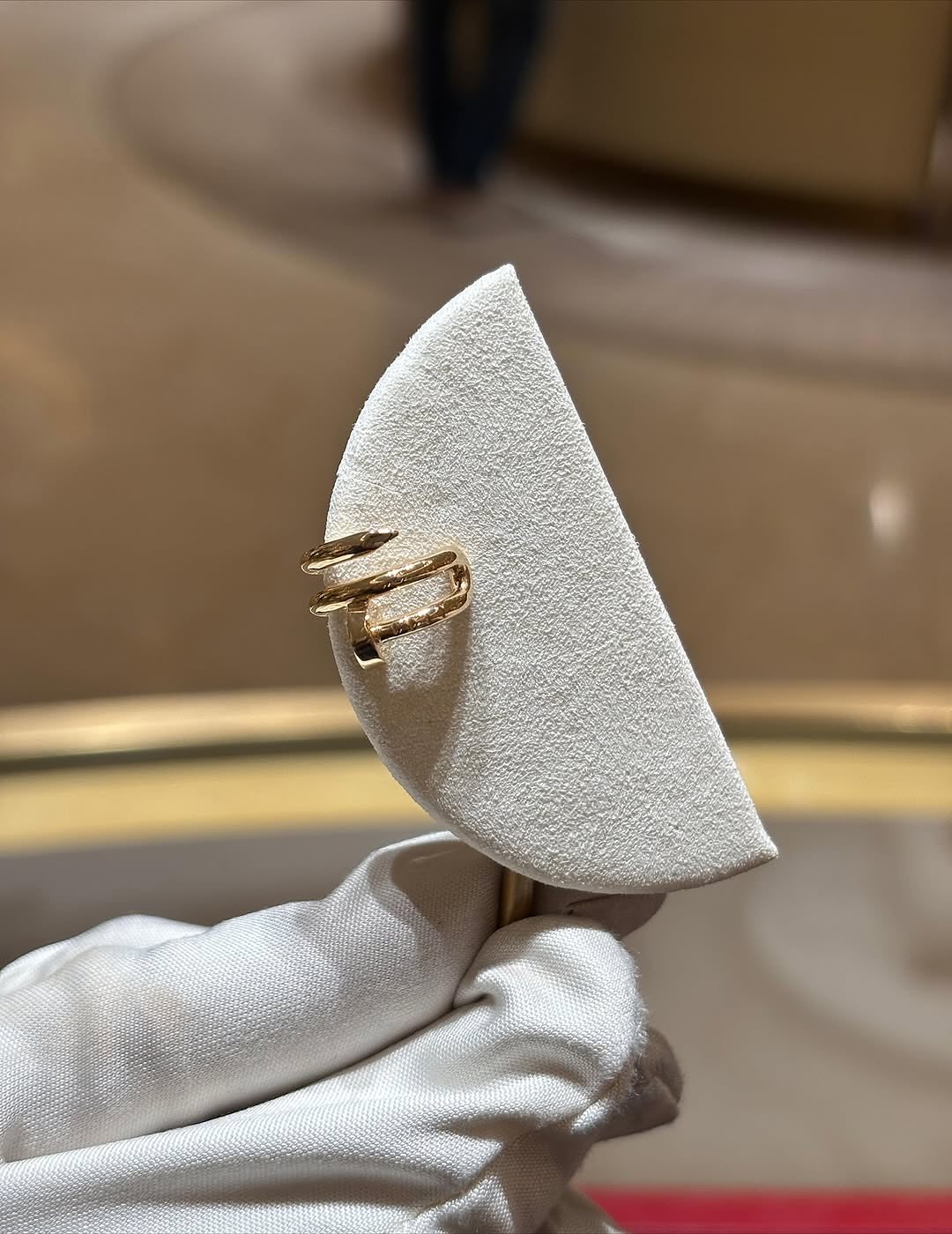 역시 까르띠에 디테일이 다 하네💖
귀에서부터 샤라락 고급스러움 흐르는 까르띠에 이어 커프💎🪄

까르띠에의 아이코닉 모티프가 담긴 저스트 앵 끌루 이어 주얼은 2025/26FW 프리 컬렉션에서 선보인 라인으로, 골드, 실버, 로즈 골드 컬러로 구성되었죠. 팬더, 러브, 트리니티 등 브랜드를 대표하는 모티프가 디자인에 녹아 있어, 존재감을 드러냅니다.

다른 이어링이나 주얼리와 레이어링 하면 트렌디한 주얼리 믹스 스타일 완성할 수 있습니다. 작은 디테일 하나로 룩에 고급스러움을 더하며, 귀를 뚫지 않아도 착용할 수 있어 실용성과 럭셔리함을 모두 갖춘 아이템입니다. 이미지4