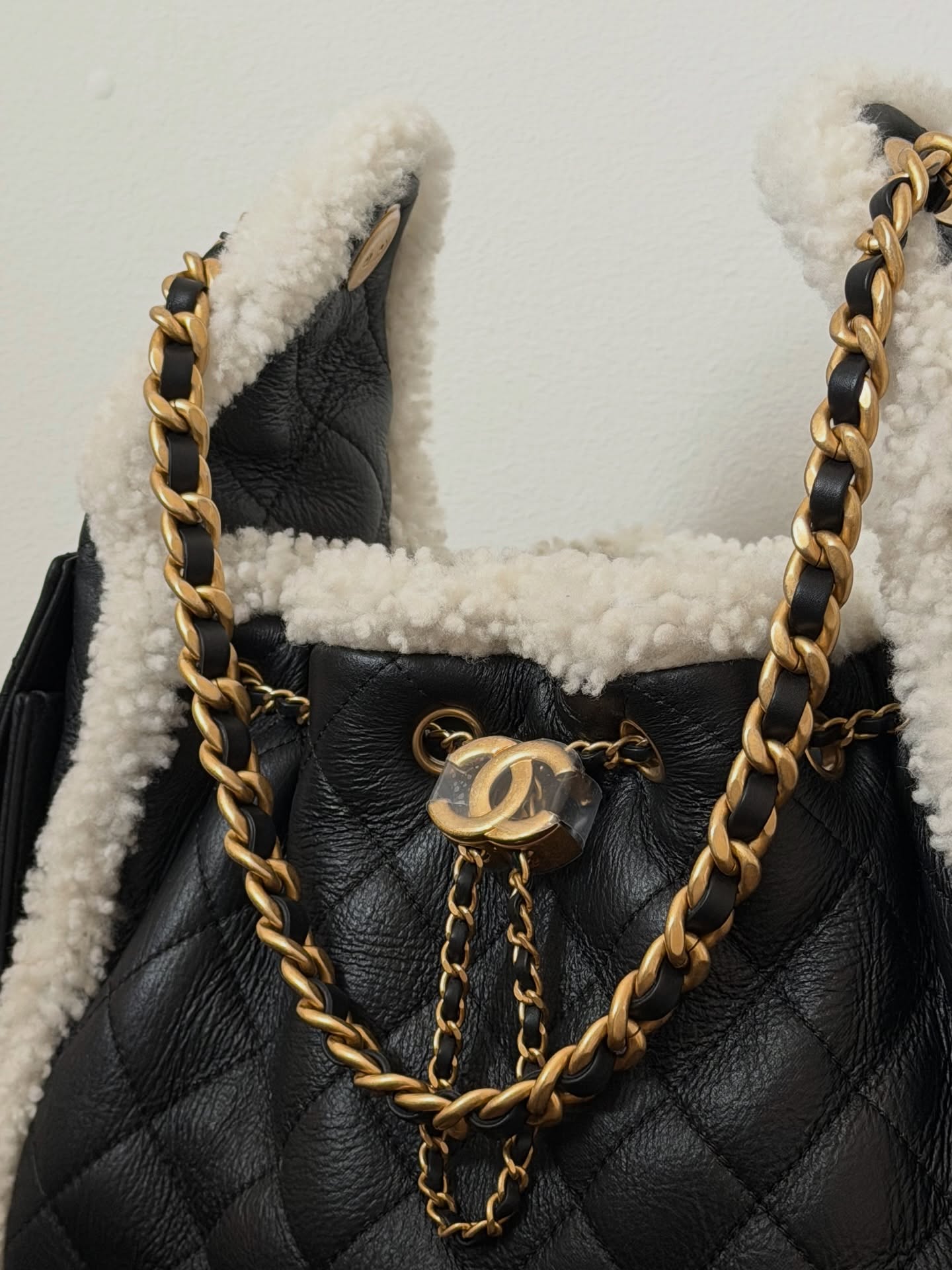 샤넬이 시어링을 입었다🤍
클래식과 포근함이 만난 샤넬 스몰 백✨🖤완벽한 겨울 조합이야
샤넬 25FW 레디 투 웨어 컬렉션에서 선보인 스몰 백은 블랙 레더에 크럼플드 시어링 디테일을 더했죠. 부드러운 쉽스킨 소재에 다이아몬드 퀼팅 패턴과 화이트 시어링 트리밍 디테일이 더해져 세련되면서도 포근한 분위기를 완성합니다.
이번 스몰 백은 시즌 감성과 실용성 있는 아이템으로, 포멀룩부터 캐주얼한 스타일까지 어떤 룩에도 럭셔리한 포인트를 더해줍니다. 샤넬만의 감성이 깃든 스몰 백으로, 이번 겨울을 더욱 특별하게 완성해 보세요. 이미지4