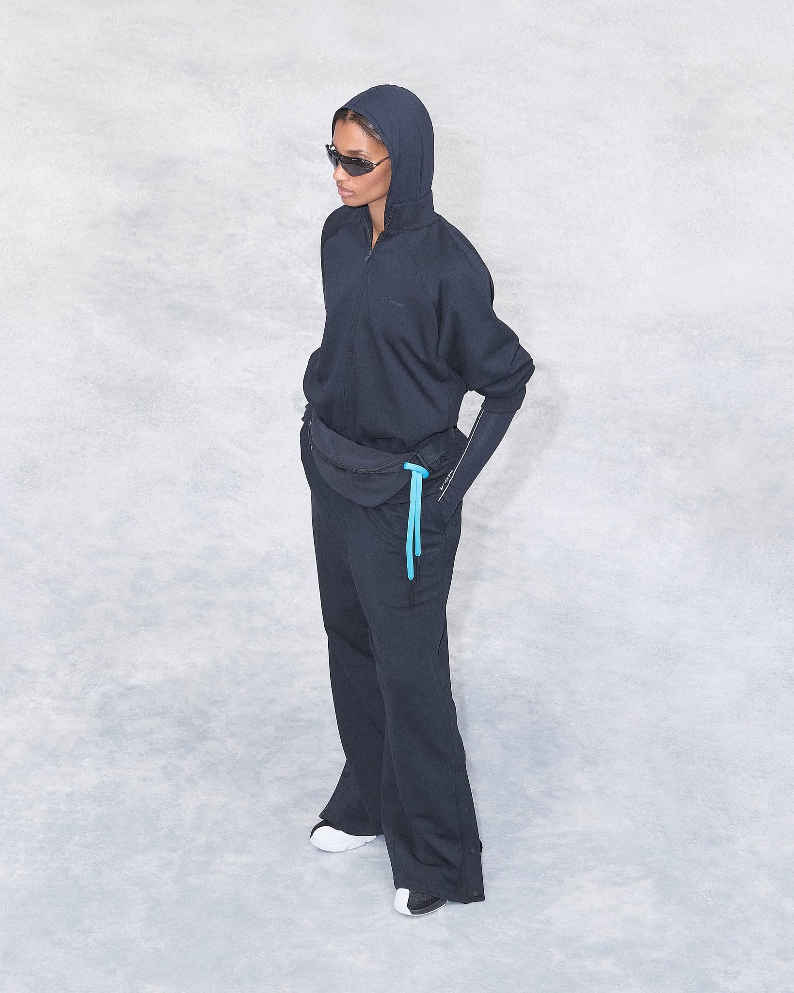 나이키랑 스킴스 또 만났대👀
1차보다 더 핫한 2차 드롭, 완벽 그 자체🙋🏻‍♀️❤️‍🔥미리 찜해두자

나이키와 스킴스의 1차 협업에 이어, 총 7개의 하의와 65가지 실루엣으로 구성된 2차 발매를 예고했는데요. 스튜디오, 거리, 일상을 아우르는 2차 발매는 가벼운 활동부터 고강도 운동까지 자연스럽게 어울리는 다재다능한 아이템들로 구성됐습니다.

나일론 우븐 소재를 활용한 랩코트와 같은 기능성 아우터와 웨이스트 백 등 라이프스타일 요소가 반영되었죠. 나이키와 스킴스의 2차 협업은 오는 11월 13일 나이키와 스킴스 공식 사이트와 뉴욕과 LA 플래그십 스토어에 공식 출시될 예정입니다. 이미지8