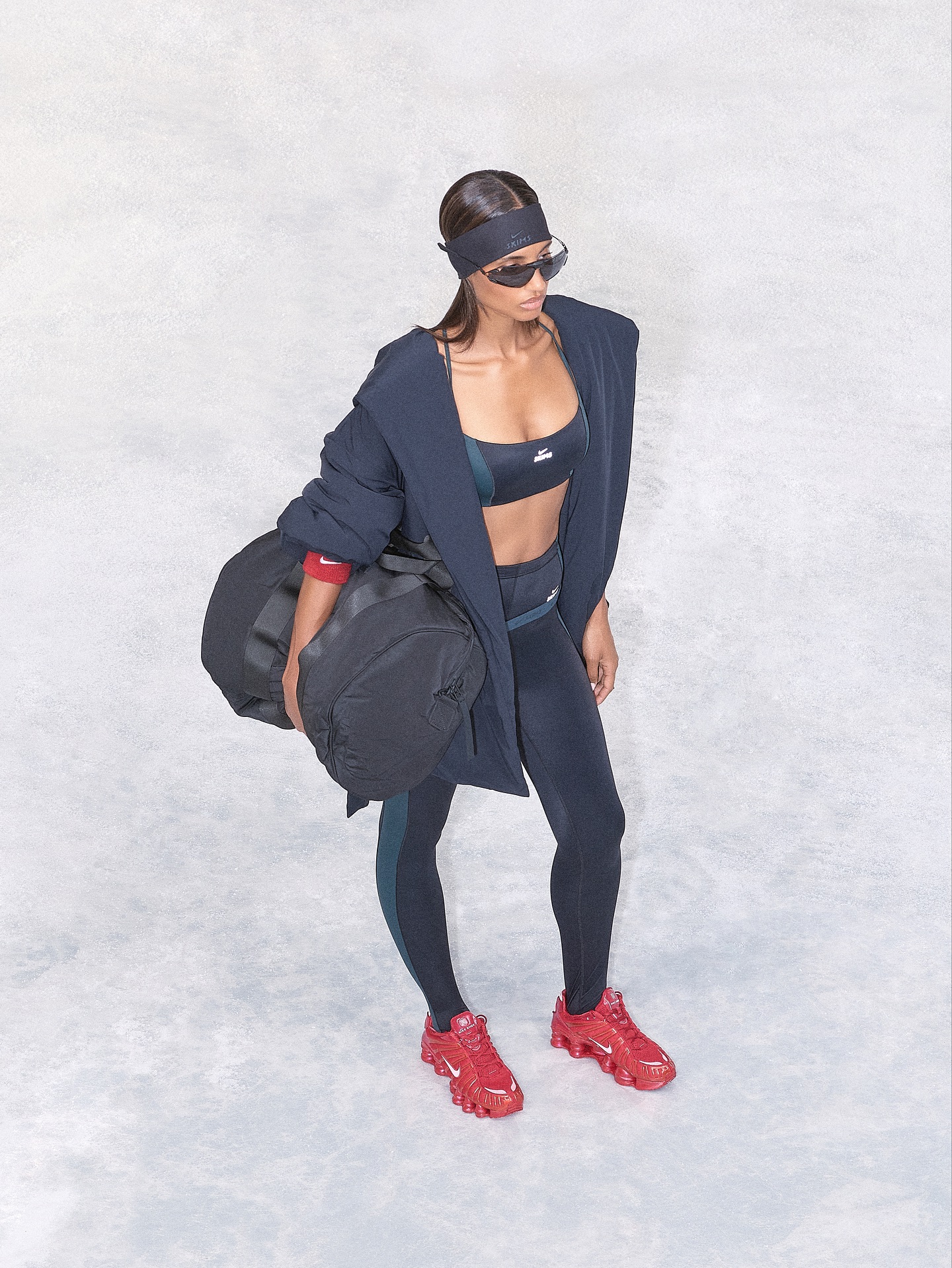 나이키랑 스킴스 또 만났대👀
1차보다 더 핫한 2차 드롭, 완벽 그 자체🙋🏻‍♀️❤️‍🔥미리 찜해두자

나이키와 스킴스의 1차 협업에 이어, 총 7개의 하의와 65가지 실루엣으로 구성된 2차 발매를 예고했는데요. 스튜디오, 거리, 일상을 아우르는 2차 발매는 가벼운 활동부터 고강도 운동까지 자연스럽게 어울리는 다재다능한 아이템들로 구성됐습니다.

나일론 우븐 소재를 활용한 랩코트와 같은 기능성 아우터와 웨이스트 백 등 라이프스타일 요소가 반영되었죠. 나이키와 스킴스의 2차 협업은 오는 11월 13일 나이키와 스킴스 공식 사이트와 뉴욕과 LA 플래그십 스토어에 공식 출시될 예정입니다. 이미지9