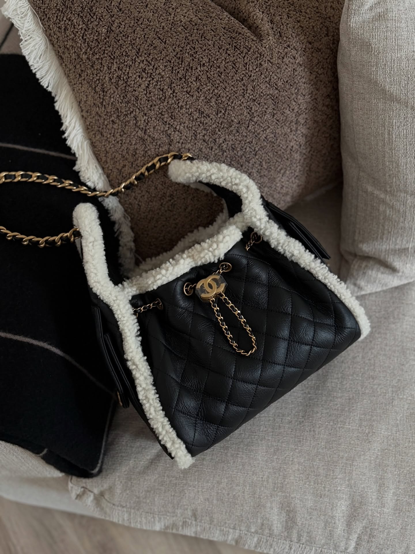 샤넬이 시어링을 입었다🤍
클래식과 포근함이 만난 샤넬 스몰 백✨🖤완벽한 겨울 조합이야
샤넬 25FW 레디 투 웨어 컬렉션에서 선보인 스몰 백은 블랙 레더에 크럼플드 시어링 디테일을 더했죠. 부드러운 쉽스킨 소재에 다이아몬드 퀼팅 패턴과 화이트 시어링 트리밍 디테일이 더해져 세련되면서도 포근한 분위기를 완성합니다.
이번 스몰 백은 시즌 감성과 실용성 있는 아이템으로, 포멀룩부터 캐주얼한 스타일까지 어떤 룩에도 럭셔리한 포인트를 더해줍니다. 샤넬만의 감성이 깃든 스몰 백으로, 이번 겨울을 더욱 특별하게 완성해 보세요. 이미지6