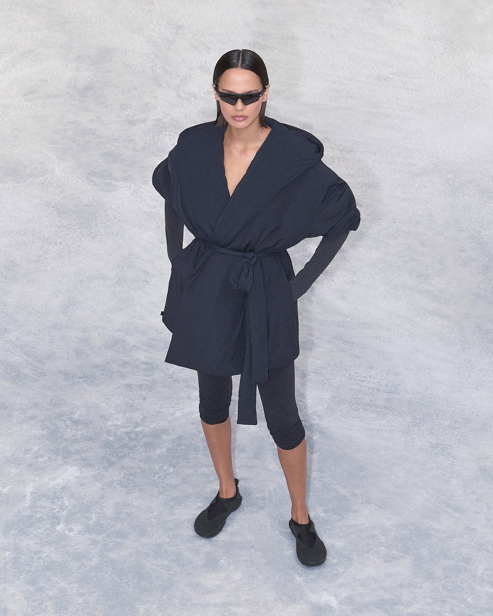 나이키랑 스킴스 또 만났대👀
1차보다 더 핫한 2차 드롭, 완벽 그 자체🙋🏻‍♀️❤️‍🔥미리 찜해두자

나이키와 스킴스의 1차 협업에 이어, 총 7개의 하의와 65가지 실루엣으로 구성된 2차 발매를 예고했는데요. 스튜디오, 거리, 일상을 아우르는 2차 발매는 가벼운 활동부터 고강도 운동까지 자연스럽게 어울리는 다재다능한 아이템들로 구성됐습니다.

나일론 우븐 소재를 활용한 랩코트와 같은 기능성 아우터와 웨이스트 백 등 라이프스타일 요소가 반영되었죠. 나이키와 스킴스의 2차 협업은 오는 11월 13일 나이키와 스킴스 공식 사이트와 뉴욕과 LA 플래그십 스토어에 공식 출시될 예정입니다. 이미지7