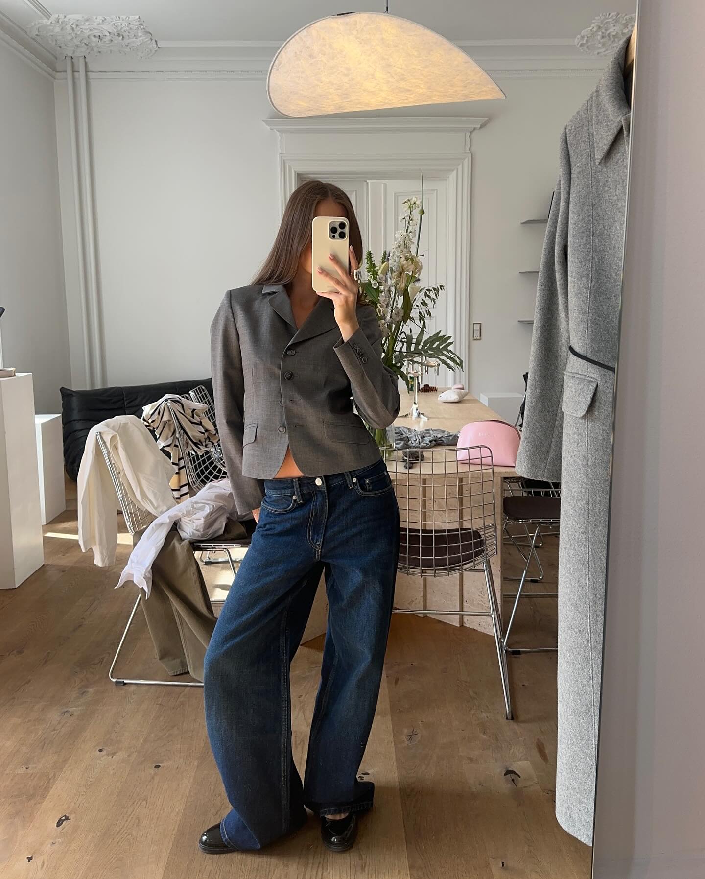 생지 팬츠 코디 싹 보여드려요📝
데일리로 손이 가는 생지 팬츠로 시크하고 모던룩 완성하자💙🩵 이미지