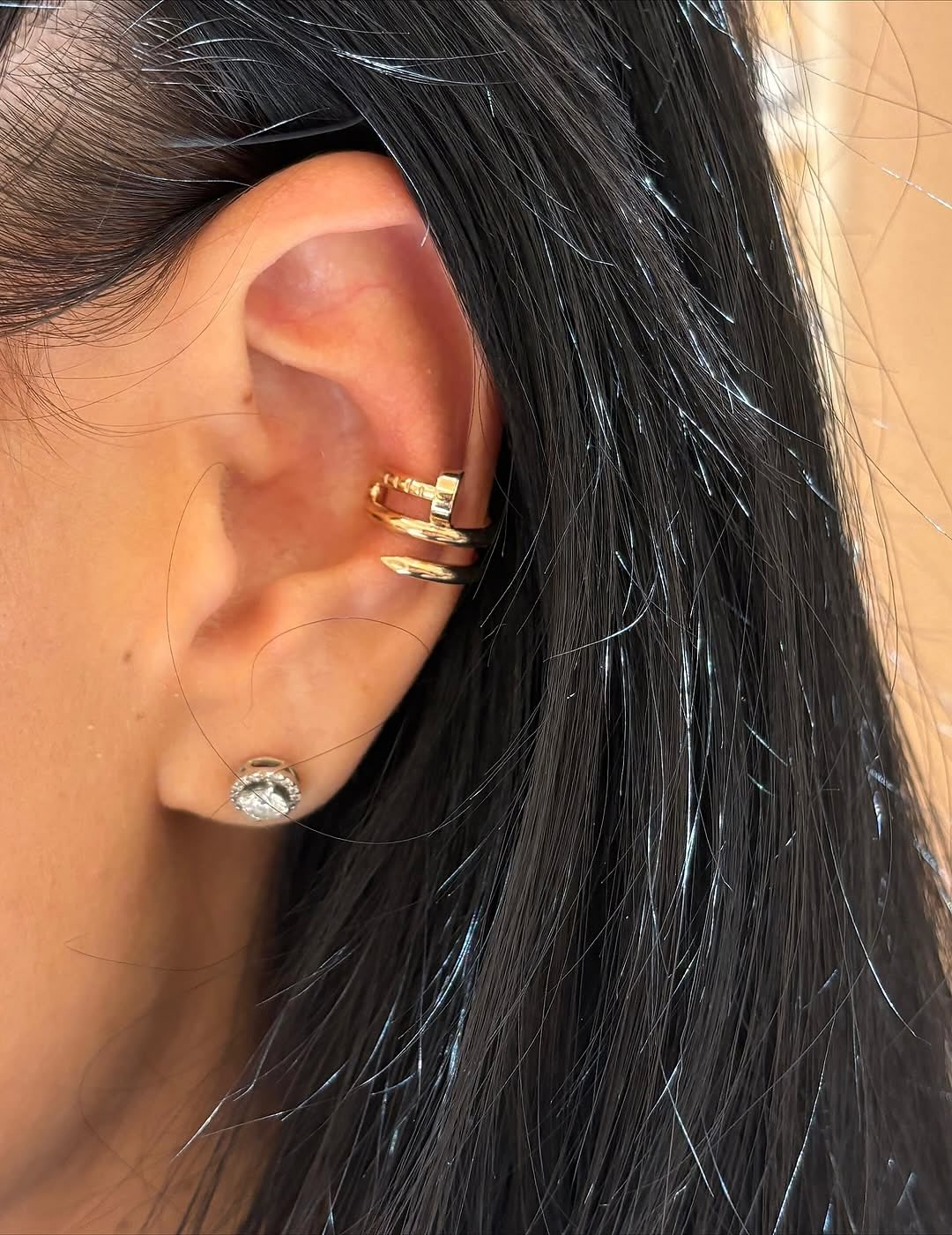 역시 까르띠에 디테일이 다 하네💖
귀에서부터 샤라락 고급스러움 흐르는 까르띠에 이어 커프💎🪄

까르띠에의 아이코닉 모티프가 담긴 저스트 앵 끌루 이어 주얼은 2025/26FW 프리 컬렉션에서 선보인 라인으로, 골드, 실버, 로즈 골드 컬러로 구성되었죠. 팬더, 러브, 트리니티 등 브랜드를 대표하는 모티프가 디자인에 녹아 있어, 존재감을 드러냅니다.

다른 이어링이나 주얼리와 레이어링 하면 트렌디한 주얼리 믹스 스타일 완성할 수 있습니다. 작은 디테일 하나로 룩에 고급스러움을 더하며, 귀를 뚫지 않아도 착용할 수 있어 실용성과 럭셔리함을 모두 갖춘 아이템입니다. 이미지1