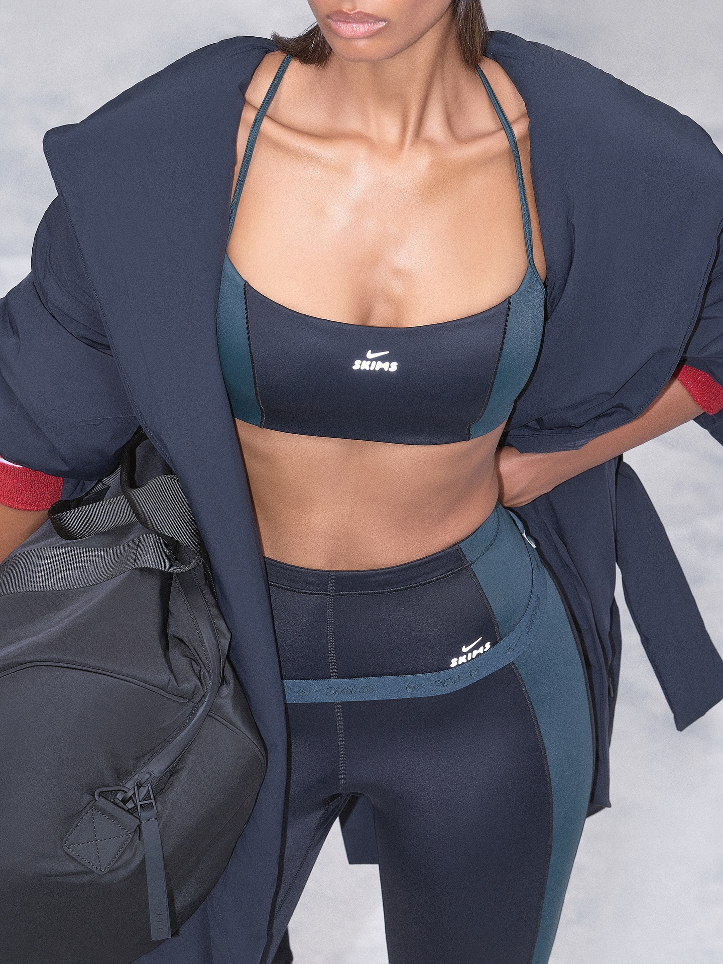 나이키랑 스킴스 또 만났대👀
1차보다 더 핫한 2차 드롭, 완벽 그 자체🙋🏻‍♀️❤️‍🔥미리 찜해두자

나이키와 스킴스의 1차 협업에 이어, 총 7개의 하의와 65가지 실루엣으로 구성된 2차 발매를 예고했는데요. 스튜디오, 거리, 일상을 아우르는 2차 발매는 가벼운 활동부터 고강도 운동까지 자연스럽게 어울리는 다재다능한 아이템들로 구성됐습니다.

나일론 우븐 소재를 활용한 랩코트와 같은 기능성 아우터와 웨이스트 백 등 라이프스타일 요소가 반영되었죠. 나이키와 스킴스의 2차 협업은 오는 11월 13일 나이키와 스킴스 공식 사이트와 뉴욕과 LA 플래그십 스토어에 공식 출시될 예정입니다. 이미지2