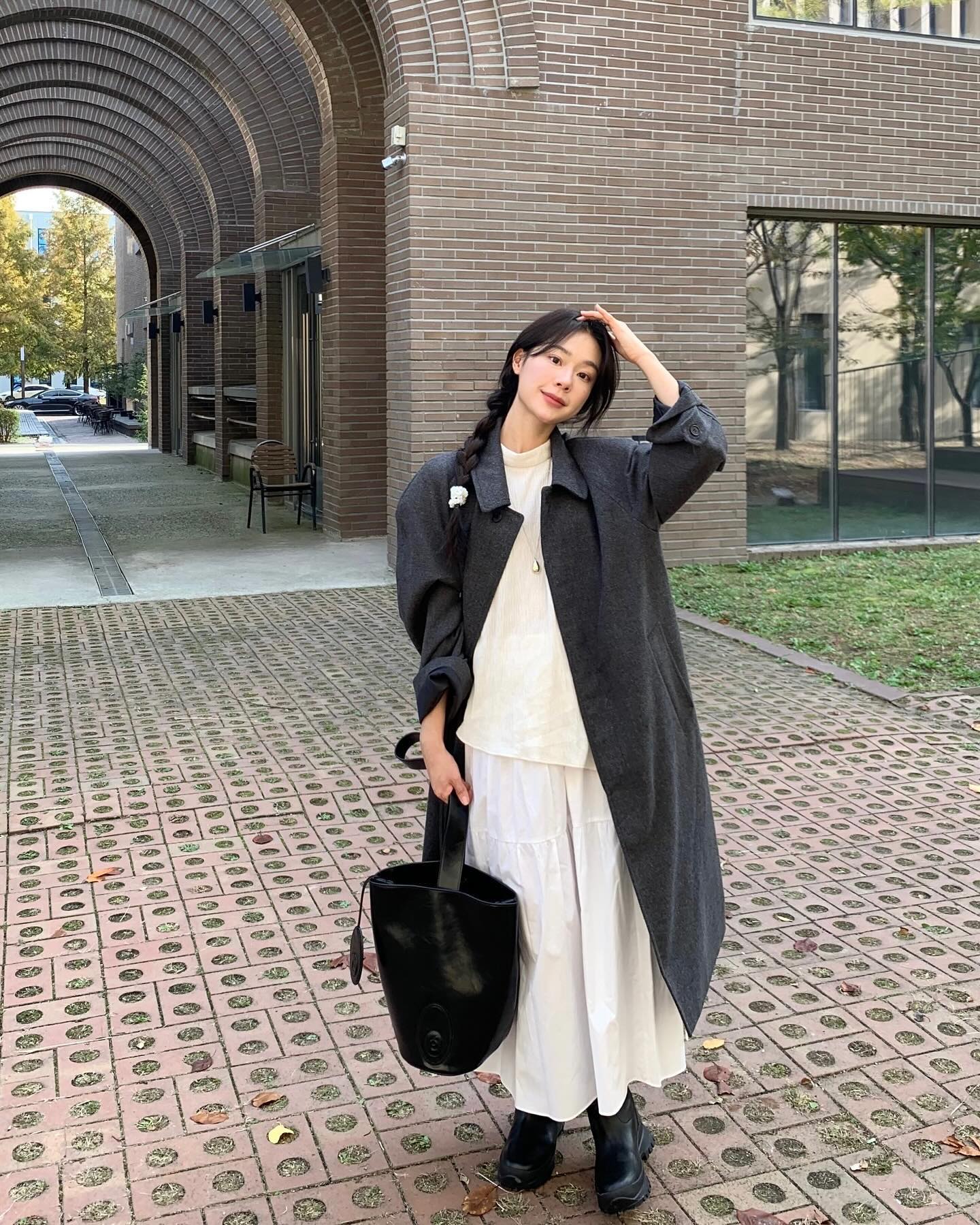 쉽게  입자! 화이트 롱스커트🪽
어디에 매치해도 예쁜🫧🦢 추운 날씨에도 화사하게 완성 이미지