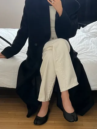 매일 다른 무드로 롱 코트 즐기자🎶
심플하지만 시크하게, 포인트까지 살리는 스타일링 확인!💫☑️
블랙 롱 코트랑 잘 어울리는 4가지 바지 스타일링을 소개합니다.
1. 슬랙스
같은 컬러의 블랙 슬랙스랑 기본 이너티에 매치하면, 프렌치 시크 무드가 완성되는데요. 누구나 쉽게 따라 입을 수 있어 출근 룩으로도 활용하기 좋습니다.
2. 화이트 팬츠
화이트 팬츠와 플랫슈즈에 코트를 걸치면 깔끔하고 세련된 모노톤 룩을 연출할 수 있는데요. 니트와 입으면 포근한 분위기를, 올 화이트 스타일링에는 화사한 느낌이 더해집니다.
3. 조거 팬츠
조거 팬츠에 블랙 롱 코트를 매치하면 편안함과 시크함 느껴지는 캐주얼한 무드의 꾸안꾸룩을 즐길 수 있습니다.
4. 생지 팬츠
청량함 생지 데님과 정제된 블랙 롱 코트를 매치하면 빈티지하면서도 모던룩을 완성할 수 있는데요. 여기에 아가일 니트나 머플러를 둘러주면 포인트를 줄 수 있습니다. 이미지