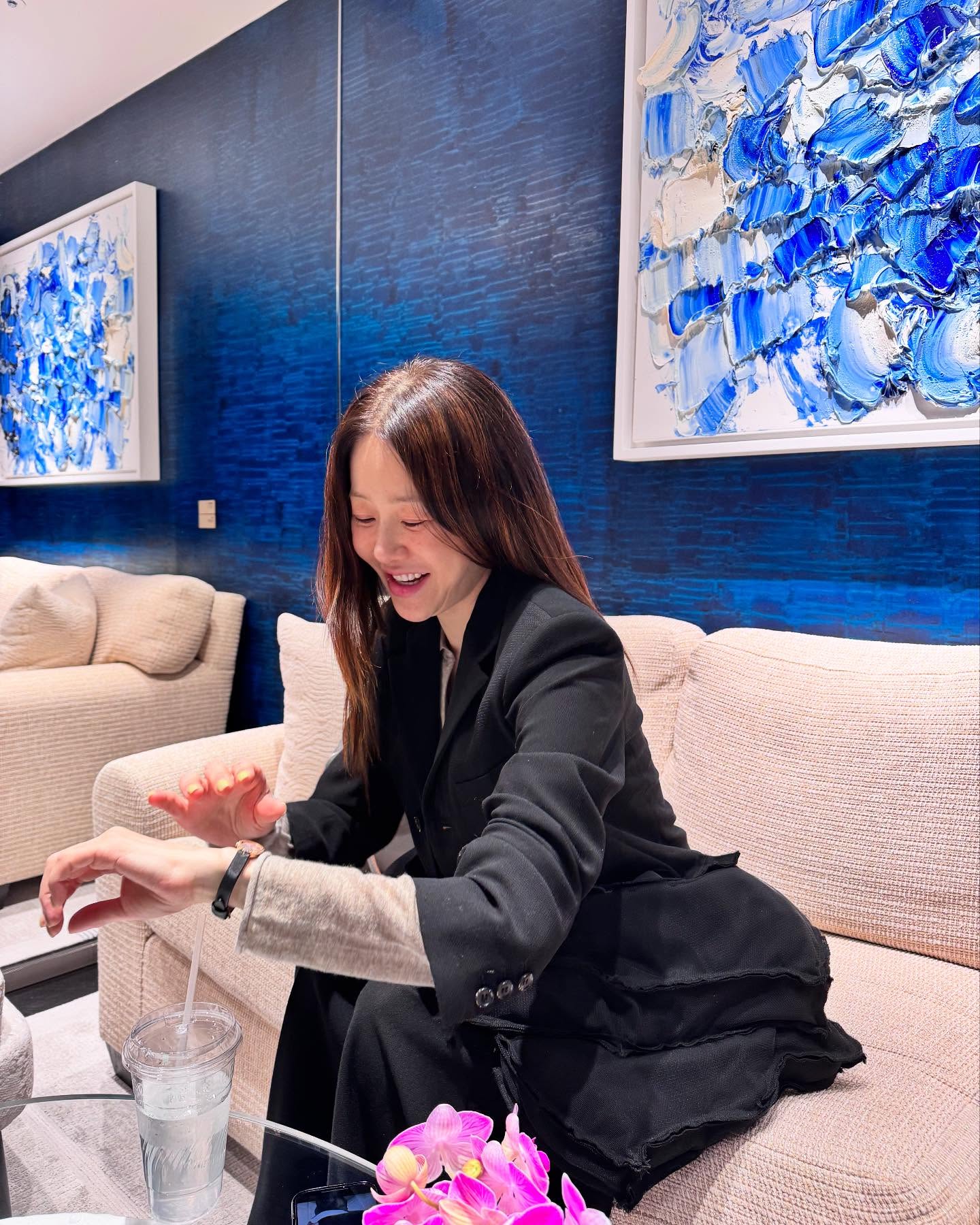 겨울 아우터 속 얇은 블레이저🖤
출근룩부터 데일리룩까지 활용하기 좋은 블레이저 자켓✨ 이미지4