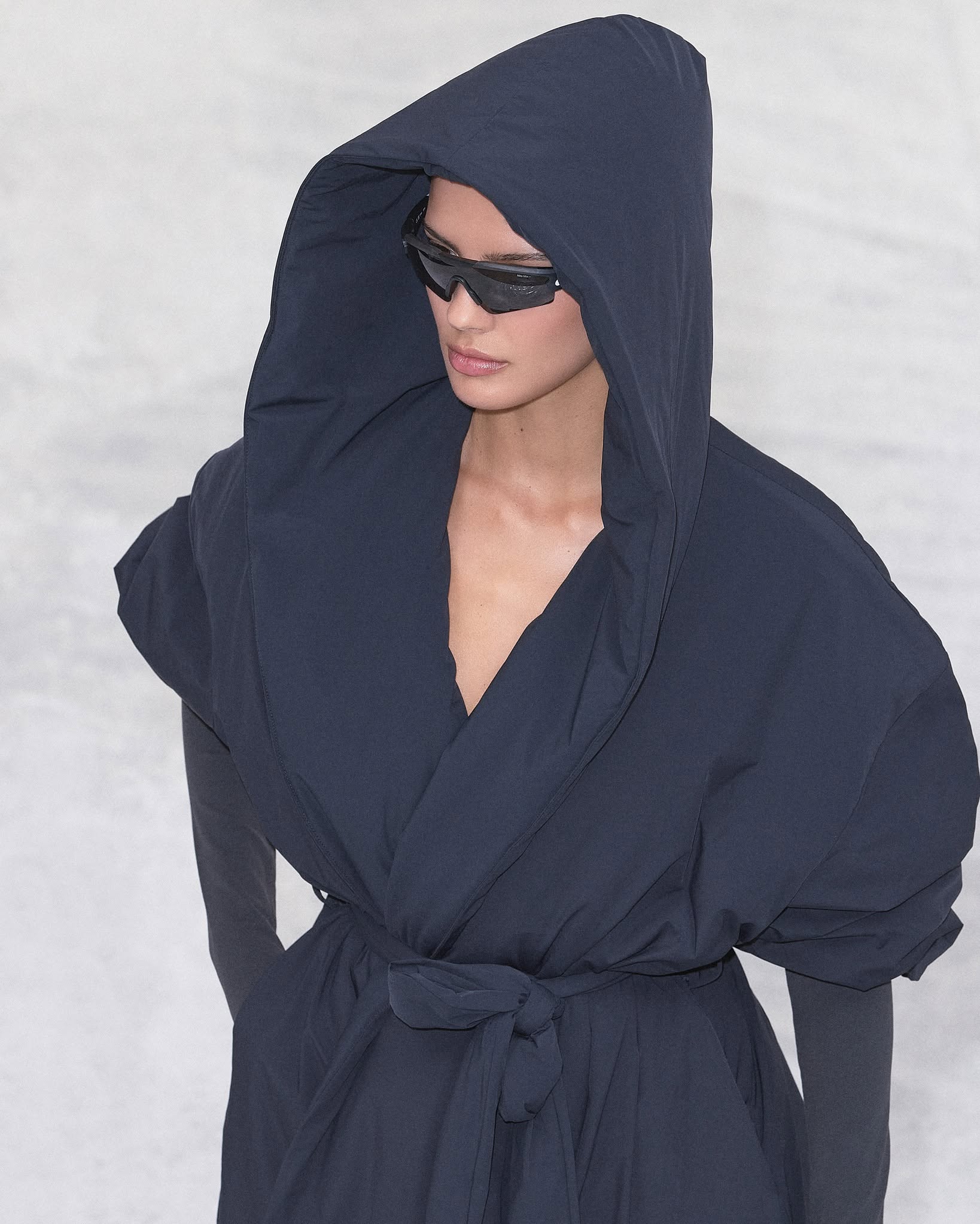 나이키랑 스킴스 또 만났대👀
1차보다 더 핫한 2차 드롭, 완벽 그 자체🙋🏻‍♀️❤️‍🔥미리 찜해두자

나이키와 스킴스의 1차 협업에 이어, 총 7개의 하의와 65가지 실루엣으로 구성된 2차 발매를 예고했는데요. 스튜디오, 거리, 일상을 아우르는 2차 발매는 가벼운 활동부터 고강도 운동까지 자연스럽게 어울리는 다재다능한 아이템들로 구성됐습니다.

나일론 우븐 소재를 활용한 랩코트와 같은 기능성 아우터와 웨이스트 백 등 라이프스타일 요소가 반영되었죠. 나이키와 스킴스의 2차 협업은 오는 11월 13일 나이키와 스킴스 공식 사이트와 뉴욕과 LA 플래그십 스토어에 공식 출시될 예정입니다. 이미지6