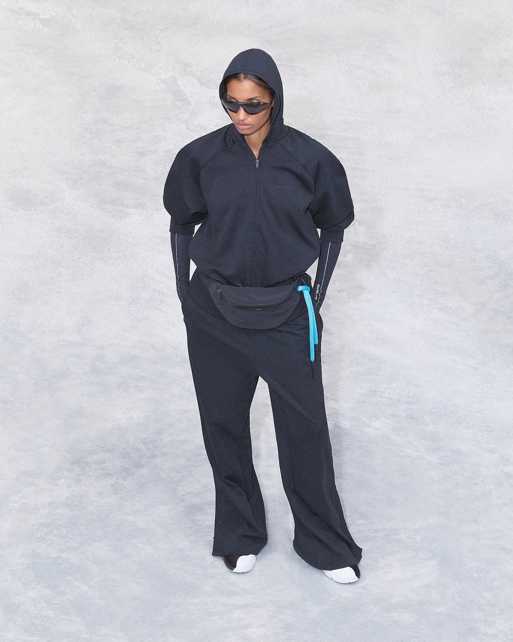 나이키랑 스킴스 또 만났대👀
1차보다 더 핫한 2차 드롭, 완벽 그 자체🙋🏻‍♀️❤️‍🔥미리 찜해두자

나이키와 스킴스의 1차 협업에 이어, 총 7개의 하의와 65가지 실루엣으로 구성된 2차 발매를 예고했는데요. 스튜디오, 거리, 일상을 아우르는 2차 발매는 가벼운 활동부터 고강도 운동까지 자연스럽게 어울리는 다재다능한 아이템들로 구성됐습니다.

나일론 우븐 소재를 활용한 랩코트와 같은 기능성 아우터와 웨이스트 백 등 라이프스타일 요소가 반영되었죠. 나이키와 스킴스의 2차 협업은 오는 11월 13일 나이키와 스킴스 공식 사이트와 뉴욕과 LA 플래그십 스토어에 공식 출시될 예정입니다. 이미지4