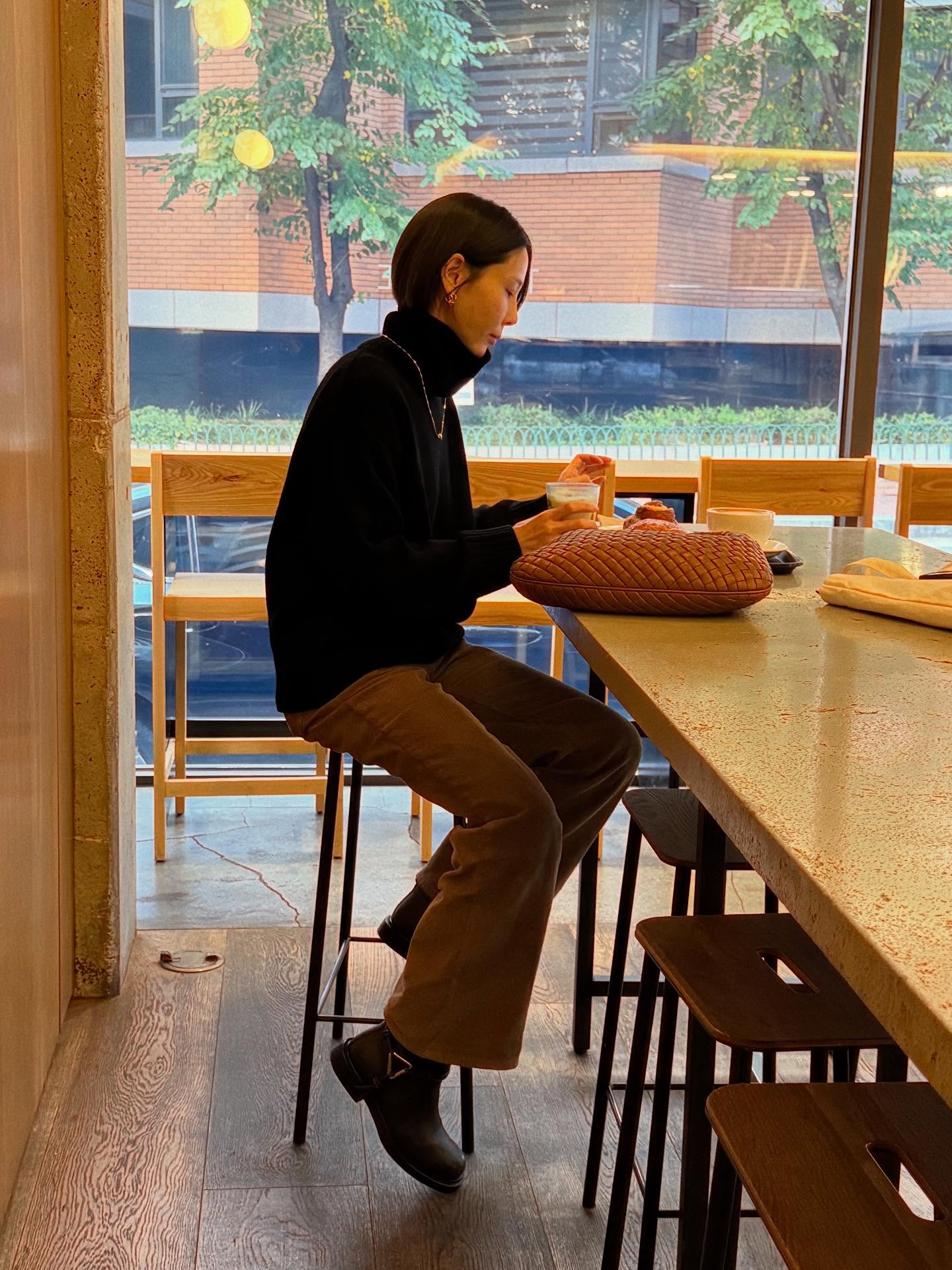 부해 보여서 코듀로이 피했다면?🔍
이젠 슬림하게 떨어지는 코듀로이 팬츠로 겨울 준비하자🤎💙 이미지1