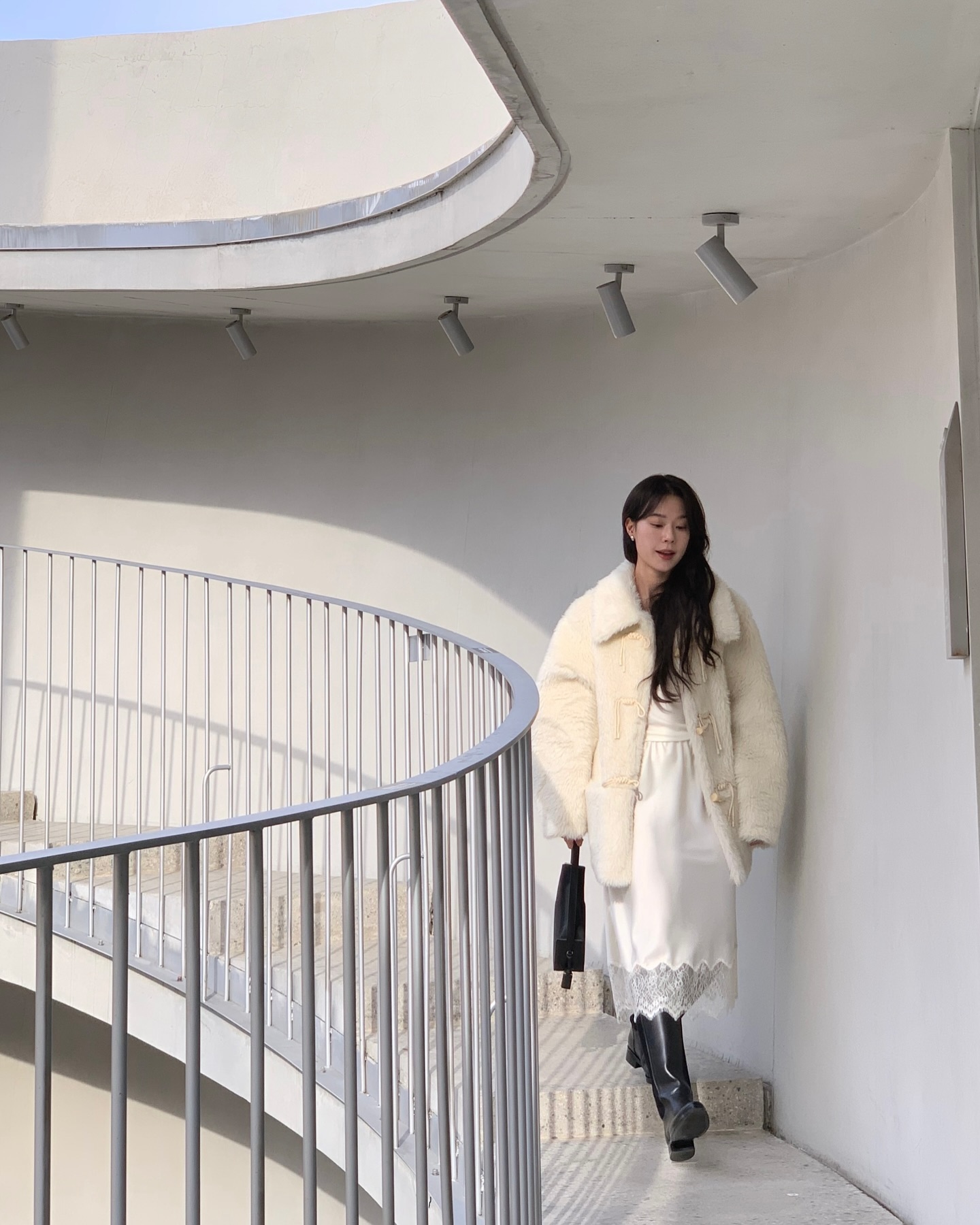 쉽게 입자! 화이트 롱스커트🪽
어디에 매치해도 예쁜🫧🦢 추운 날씨에도 화사하게 완성 이미지7