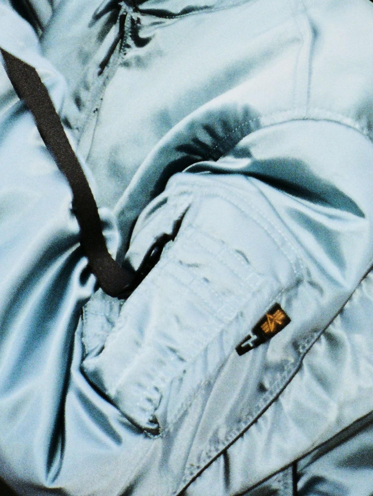 페기 구와 Alpha 보머로 온종일🩵
낮부터 밤까지☀️🌙 보머로 스타일과 무드를 자유롭게 즐겨보자
글로벌 DJ 이자 패션 아이콘인 페기 구와 알파 인더스트리가 25FW 협업 컬렉션을 예고했는데요. 낮부터 밤까지 자연스럽게 분위기와 정체성을 전환하는 현대인의 라이프스타일에서 영감을 받아, CWU-45 보머 재킷부터 랩스커트에 담아냈습니다.
기존 디자인 요소는 그대로 살리면서, 페기 구 특유의 음악적 감각과 도시적 무드를 담아 스트릿부터 데일리룩까지 다양하게 즐길 수 있죠. 이번 협업은 11월 15일 알파 인더스트리 공식 사이트와 스토어에서 만나 볼 수 있습니다. 이미지3