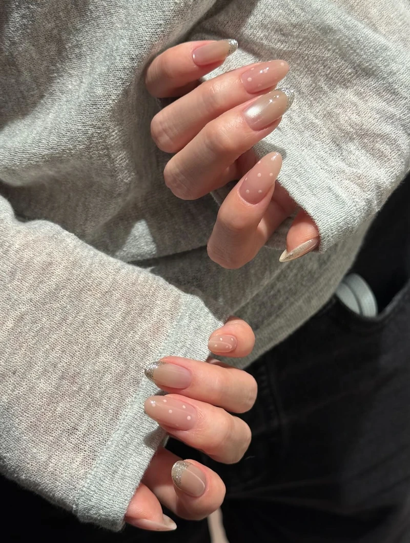 핀터레스트 감성 도트 네일💅
패턴 네일 고민 될 땐 고민 말고 폴카 도트 네일하기🎀🖤 이미지2