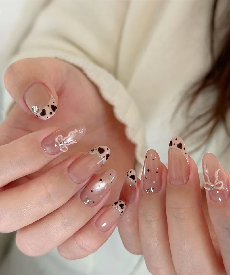 핀터레스트 감성 도트 네일💅
패턴 네일 고민 될 땐 고민 말고 폴카 도트 네일하기🎀🖤 이미지6