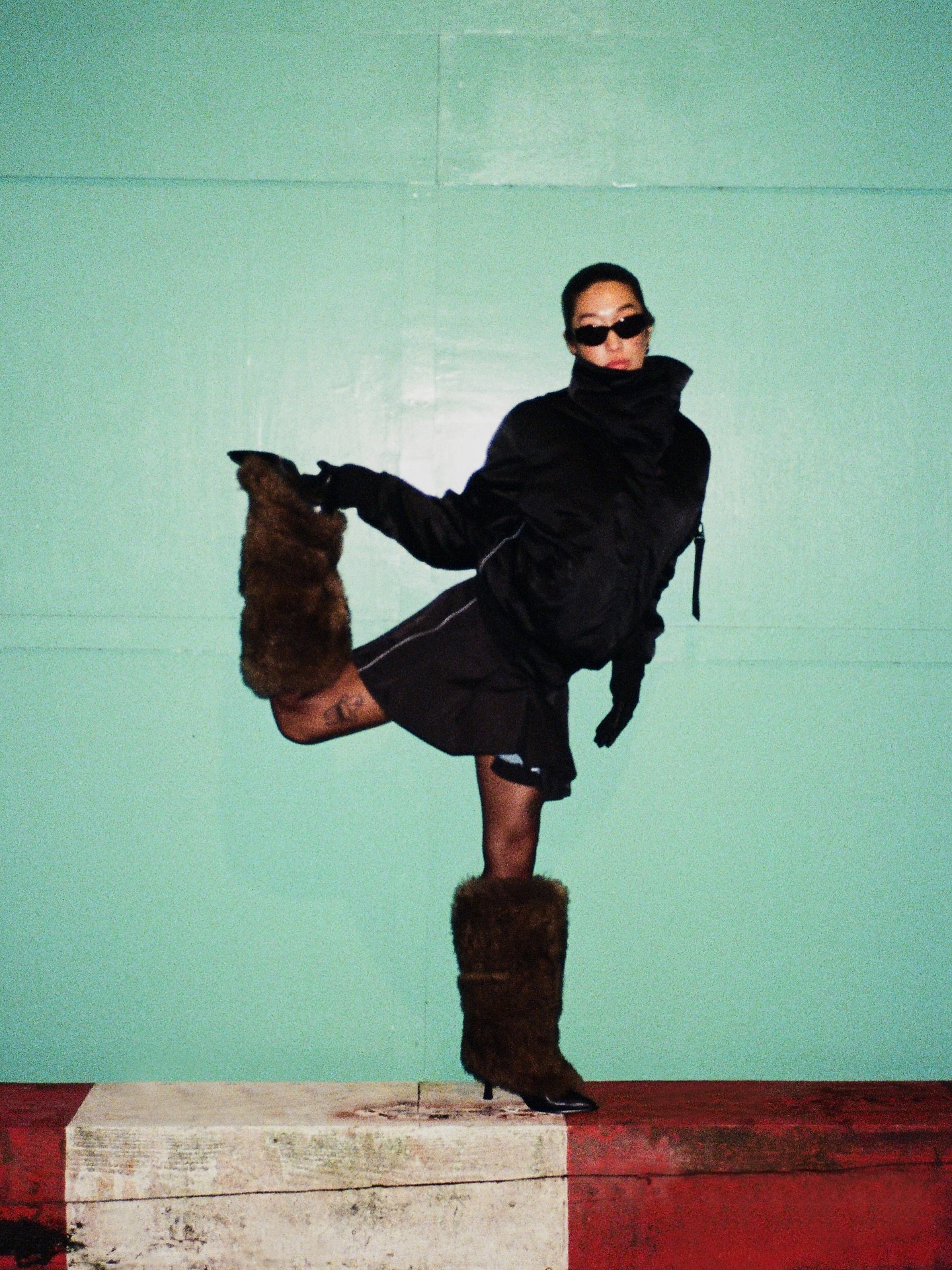 페기 구와 Alpha 보머로 온종일🩵
낮부터 밤까지☀️🌙 보머로 스타일과 무드를 자유롭게 즐겨보자
글로벌 DJ 이자 패션 아이콘인 페기 구와 알파 인더스트리가 25FW 협업 컬렉션을 예고했는데요. 낮부터 밤까지 자연스럽게 분위기와 정체성을 전환하는 현대인의 라이프스타일에서 영감을 받아, CWU-45 보머 재킷부터 랩스커트에 담아냈습니다.
기존 디자인 요소는 그대로 살리면서, 페기 구 특유의 음악적 감각과 도시적 무드를 담아 스트릿부터 데일리룩까지 다양하게 즐길 수 있죠. 이번 협업은 11월 15일 알파 인더스트리 공식 사이트와 스토어에서 만나 볼 수 있습니다. 이미지5