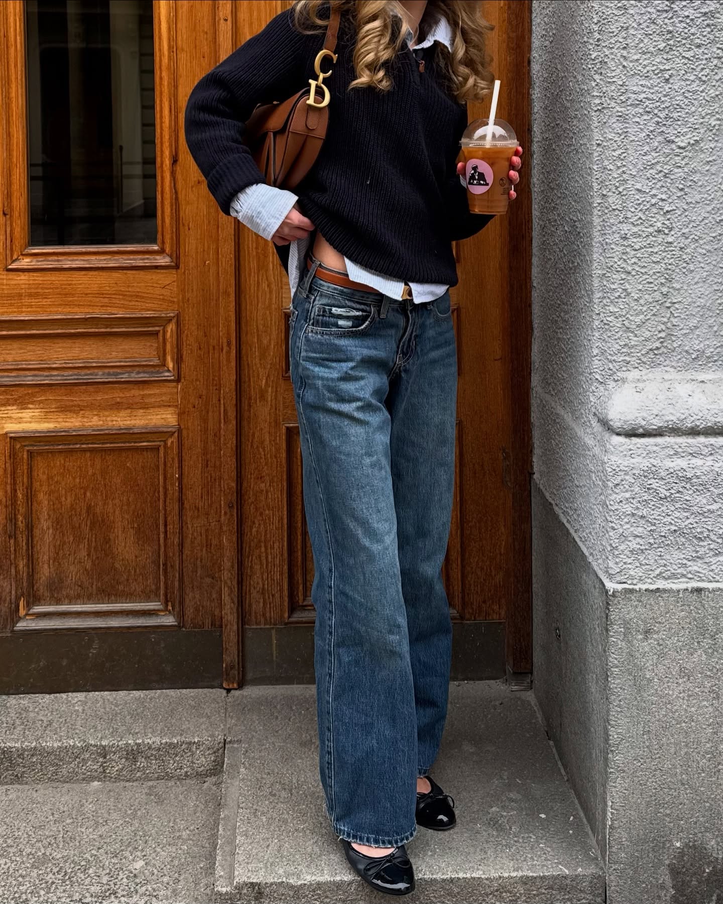 겨울에도 셔츠 레이어링해서 입자💨
기본 조합인 니트 안에 셔츠 레이어링만으로 센스 확 올라가🖤💫 이미지3