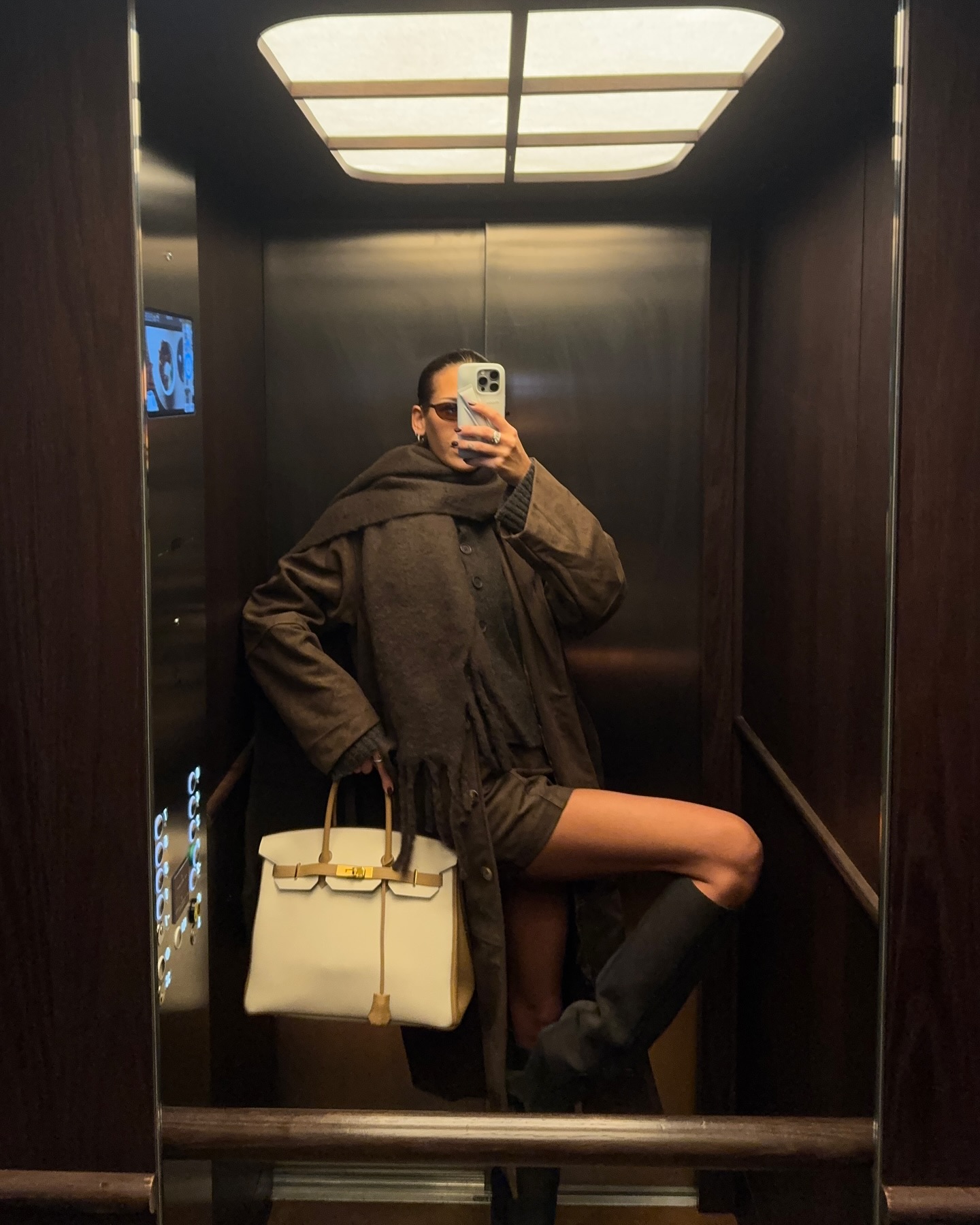 짧치에 빠질 수 없는 롱부츠✨
따뜻하게, 예쁘게, 비율까지 롱부츠에 치마 조합은 못 참지🖤🪄
 이미지2