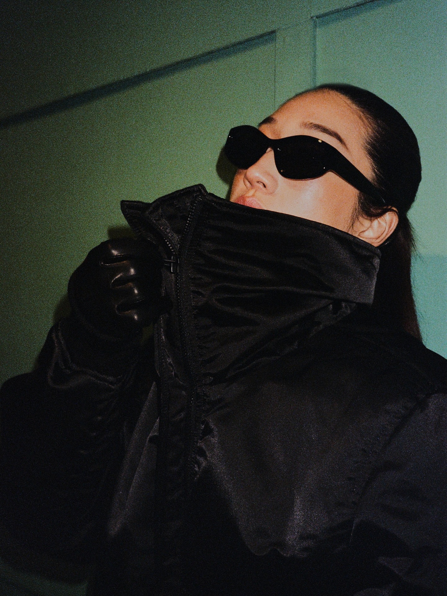 페기 구와 Alpha 보머로 온종일🩵
낮부터 밤까지☀️🌙 보머로 스타일과 무드를 자유롭게 즐겨보자
글로벌 DJ 이자 패션 아이콘인 페기 구와 알파 인더스트리가 25FW 협업 컬렉션을 예고했는데요. 낮부터 밤까지 자연스럽게 분위기와 정체성을 전환하는 현대인의 라이프스타일에서 영감을 받아, CWU-45 보머 재킷부터 랩스커트에 담아냈습니다.
기존 디자인 요소는 그대로 살리면서, 페기 구 특유의 음악적 감각과 도시적 무드를 담아 스트릿부터 데일리룩까지 다양하게 즐길 수 있죠. 이번 협업은 11월 15일 알파 인더스트리 공식 사이트와 스토어에서 만나 볼 수 있습니다. 이미지6