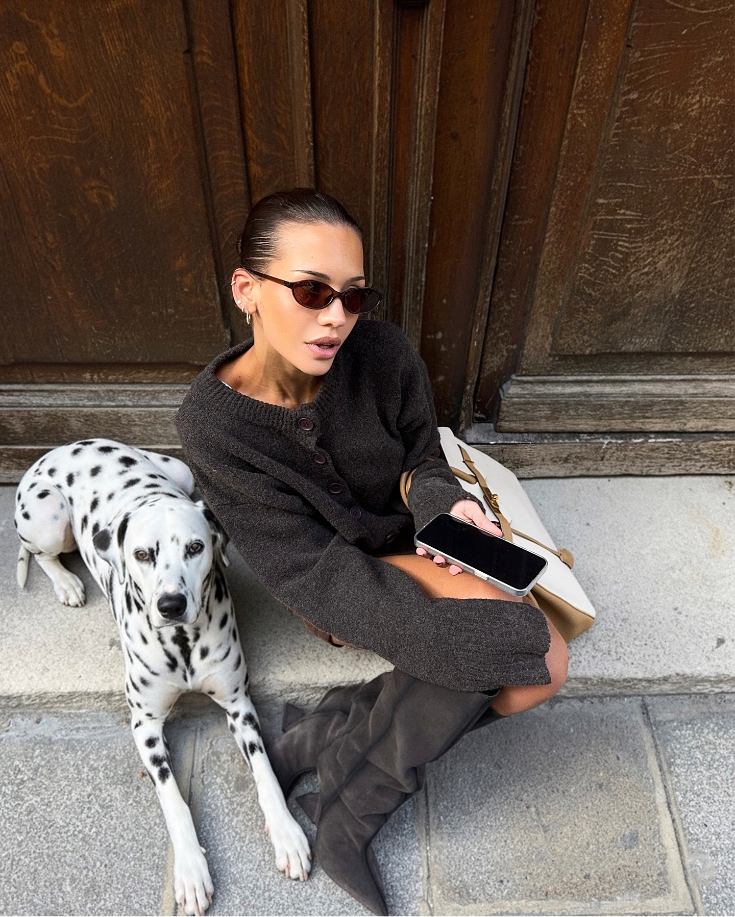 짧치에 빠질 수 없는 롱부츠✨
따뜻하게, 예쁘게, 비율까지 롱부츠에 치마 조합은 못 참지🖤🪄
 이미지6