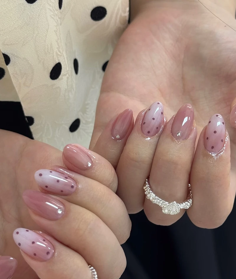 핀터레스트 감성 도트 네일💅
패턴 네일 고민 될 땐 고민 말고 폴카 도트 네일하기🎀🖤 이미지4