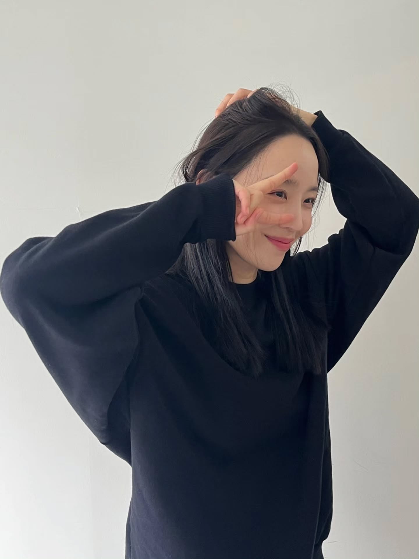 현시점 입기 좋은 무지 맨투맨🪄
단독으로도, 레이어드로도 활용 가능한 만능 맨투맨 충분🩶🖤 이미지1