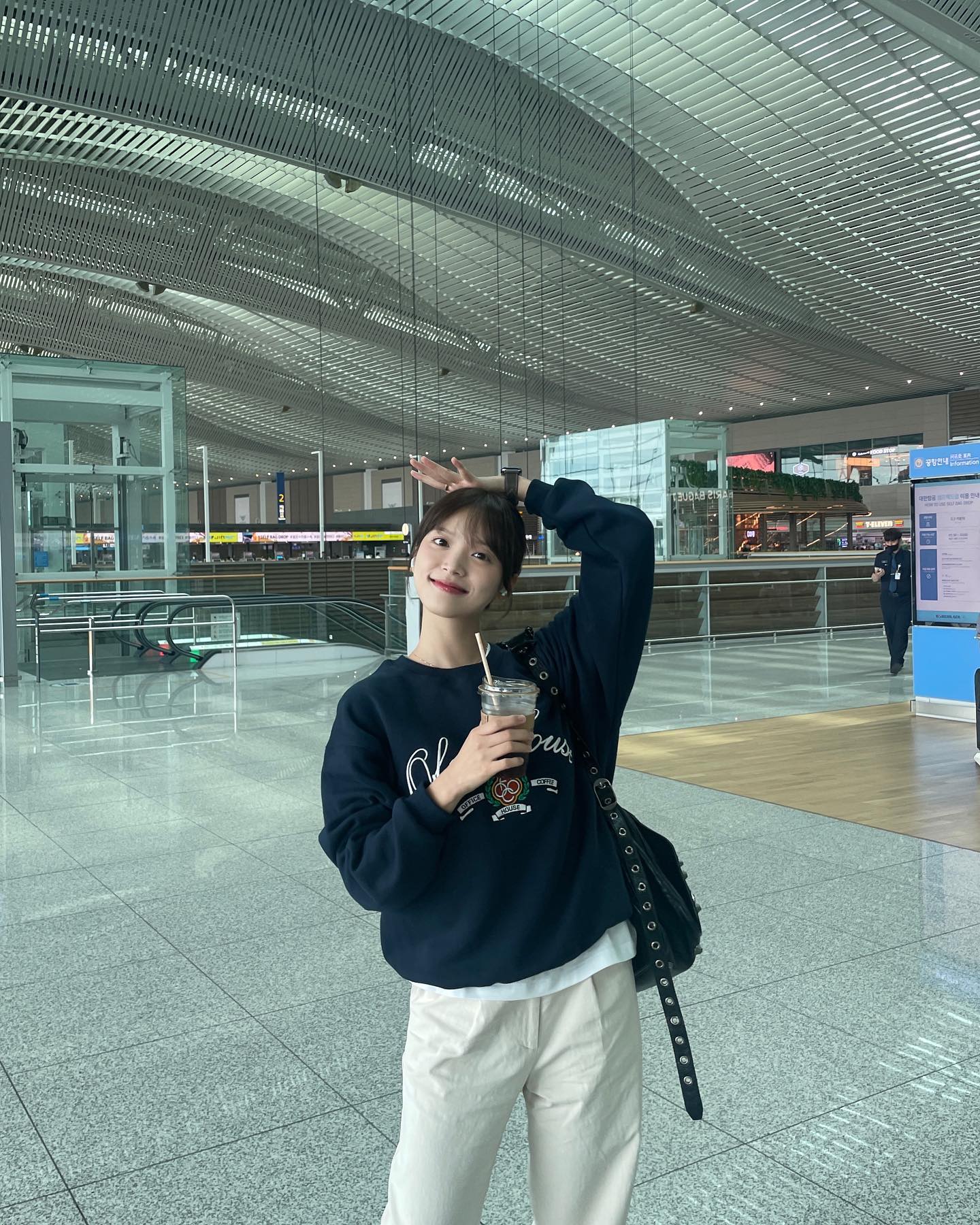 현시점 입기 좋은 무지 맨투맨🪄
단독으로도, 레이어드로도 활용 가능한 만능 맨투맨 충분🩶🖤 이미지6