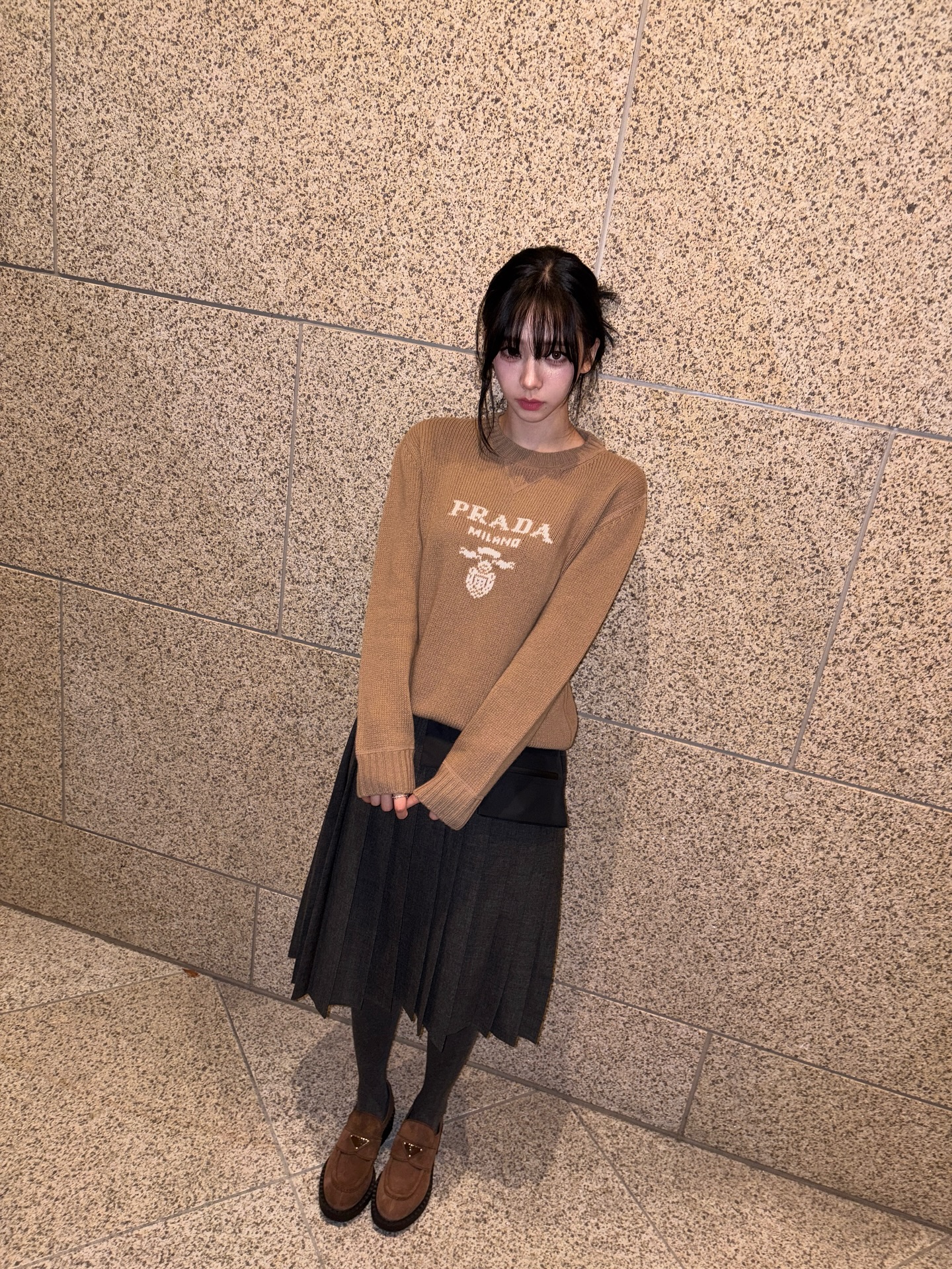 니트 러버라면 놓칠 수 없지🧶 로고부터 무지까지🔍👀다양한 니트 모았으니 취향껏 참고!  브이넥부터 라운드 넥까지, 참고하기 좋은 니트 2가지 소개합니다.  1. 프라다 로고 크루넥 스웨터, 300만 원대 카리나가 착용한 카멜 브라운 니트는 캐시미어와 울 혼합 소재로, 립 니트 트리밍과 인타르시아 프라다 로고 디테일이 포인트죠. 카리나는 플리츠스커트와 로퍼를 매치해 모던한 분위기의 가을룩을 완성했습니다.  2. 애니빙 브이넥 캐시미어 스웨터, 70만 원대 수영이 입은 브이넥 니트는 부드럽고 고급스러운 캐시미어 소재로, 깊지 않은 브이넥 덕분에 이너를 입어도 답답해 보이지 않고 깔끔한 분위기를 만들어 주죠. 수영은 데님 팬츠와 매치해 캐주얼하면서도 세련된 무드를 연출했습니다. 이미지