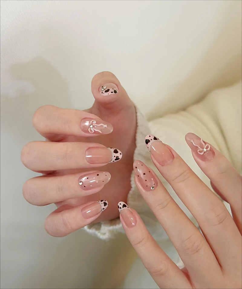 핀터레스트 감성 도트 네일💅
패턴 네일 고민 될 땐 고민 말고 폴카 도트 네일하기🎀🖤 이미지3