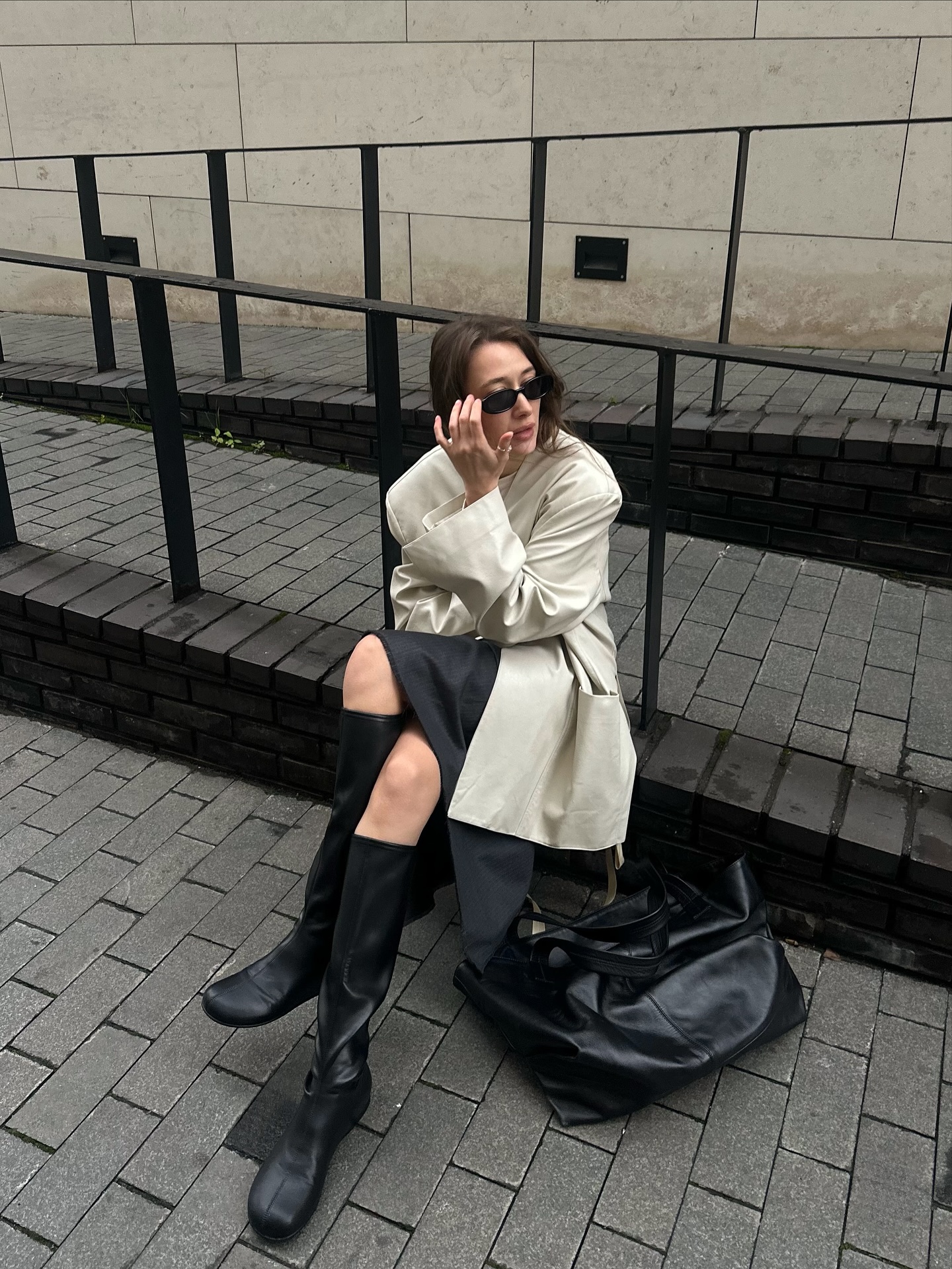 짧치에 빠질 수 없는 롱부츠✨
따뜻하게, 예쁘게, 비율까지 롱부츠에 치마 조합은 못 참지🖤🪄
 이미지4