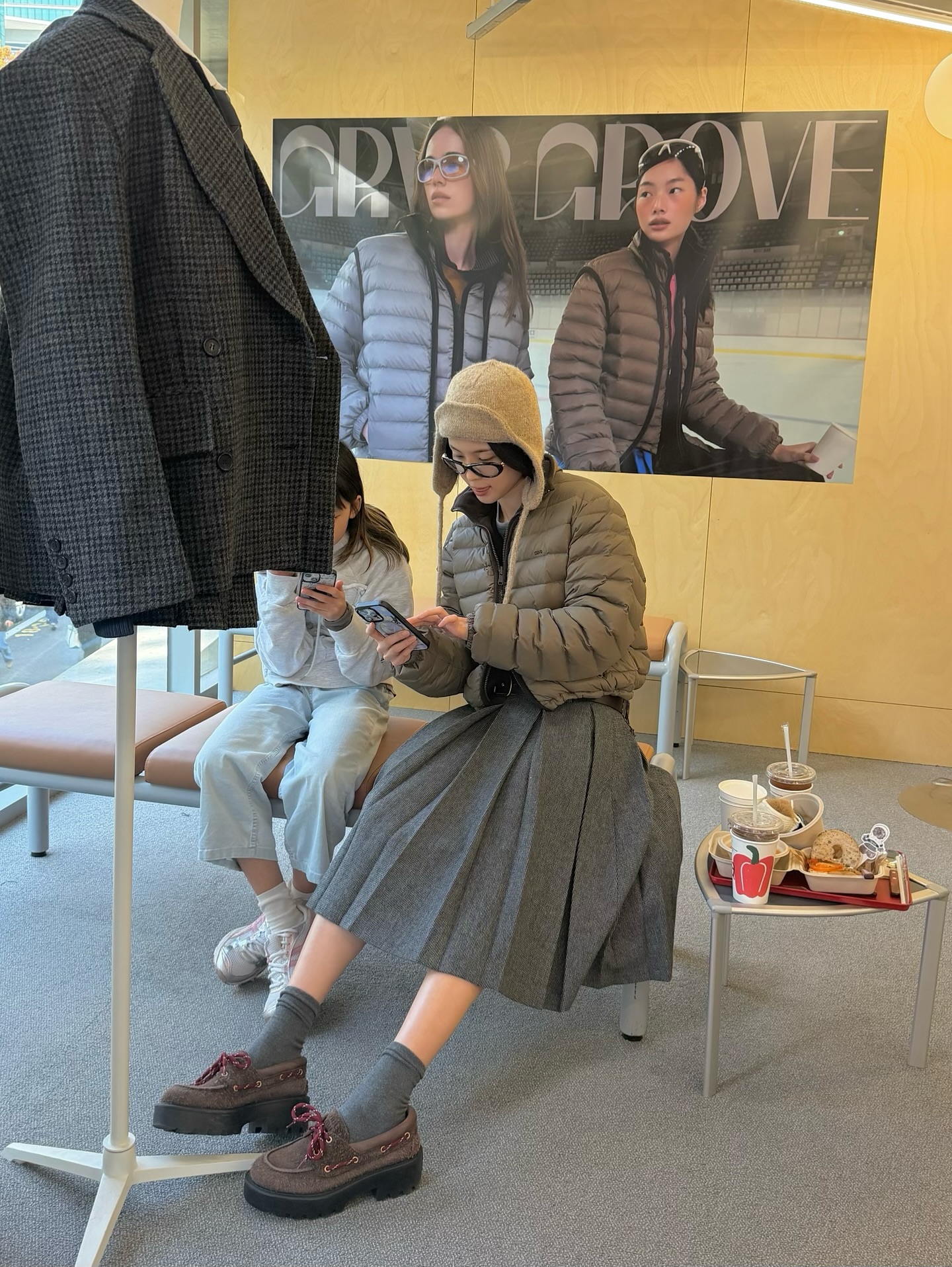 미디스트의 귀환이랄까🤎
올가을 트렌드 미디스커트로 가을 데일리룩 완성✨🍁 이미지4