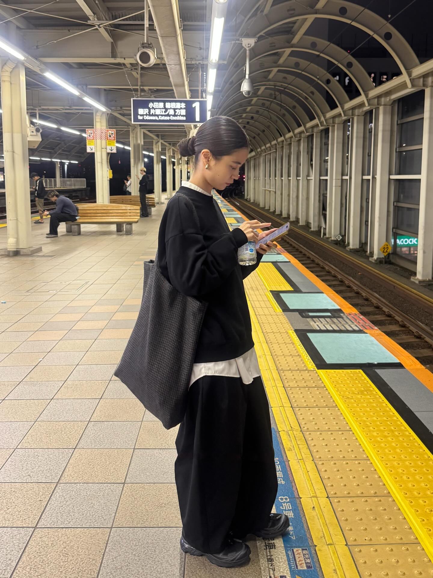 겨울에도 셔츠 레이어링해서 입자💨
기본 조합인 니트 안에 셔츠 레이어링만으로 센스 확 올라가🖤💫 이미지4