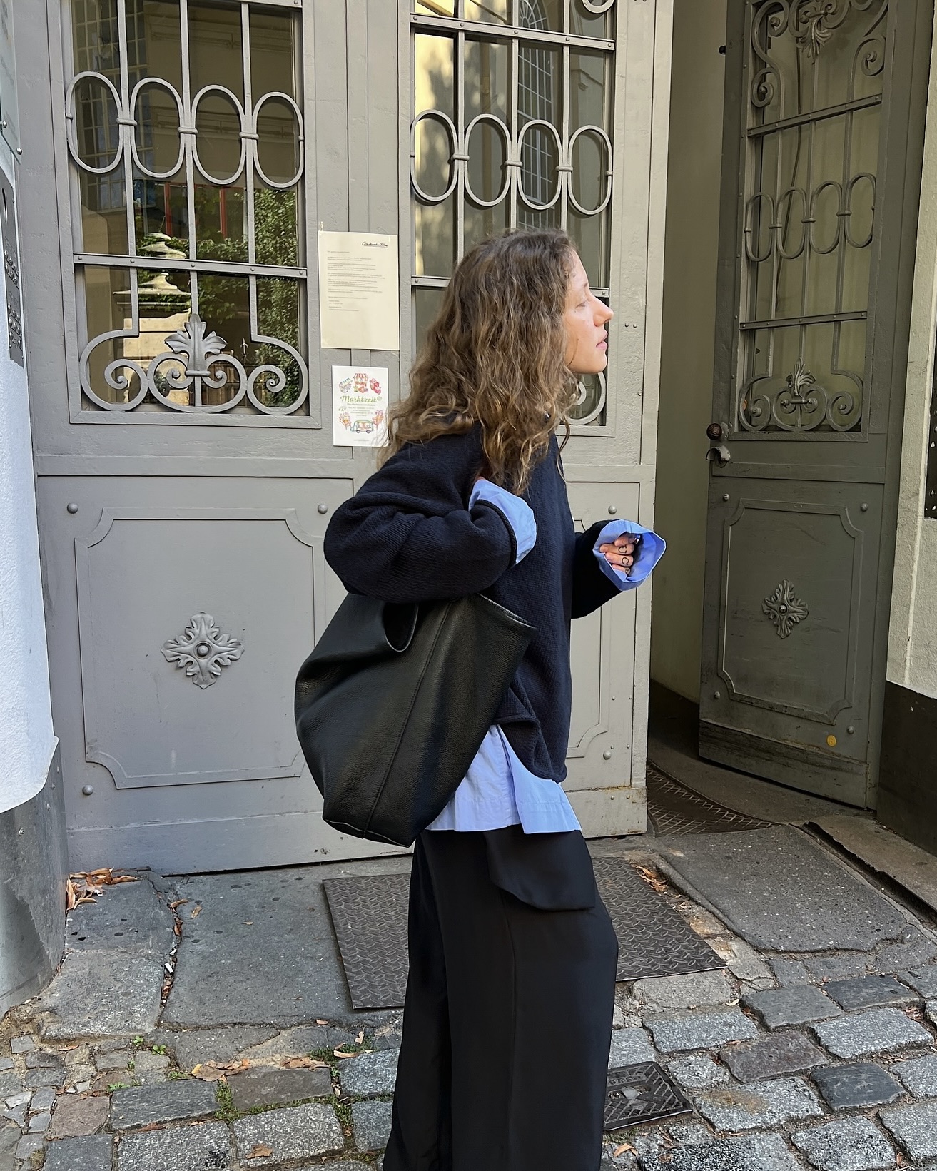 겨울에도 셔츠 레이어링해서 입자💨
기본 조합인 니트 안에 셔츠 레이어링만으로 센스 확 올라가🖤💫 이미지2