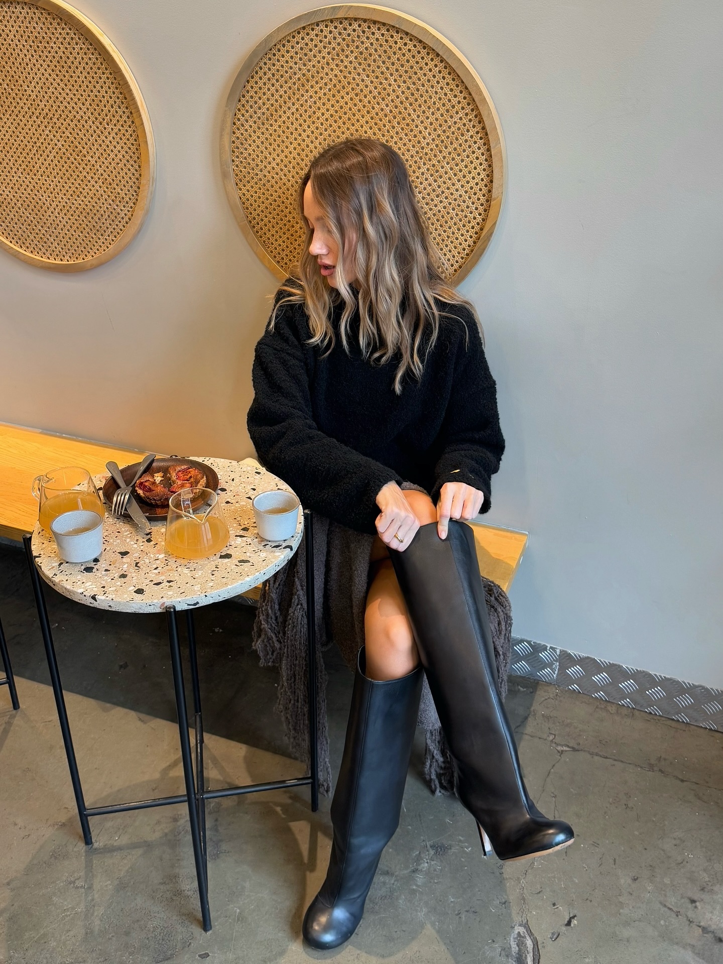 짧치에 빠질 수 없는 롱부츠✨
따뜻하게, 예쁘게, 비율까지 롱부츠에 치마 조합은 못 참지🖤🪄
 이미지5