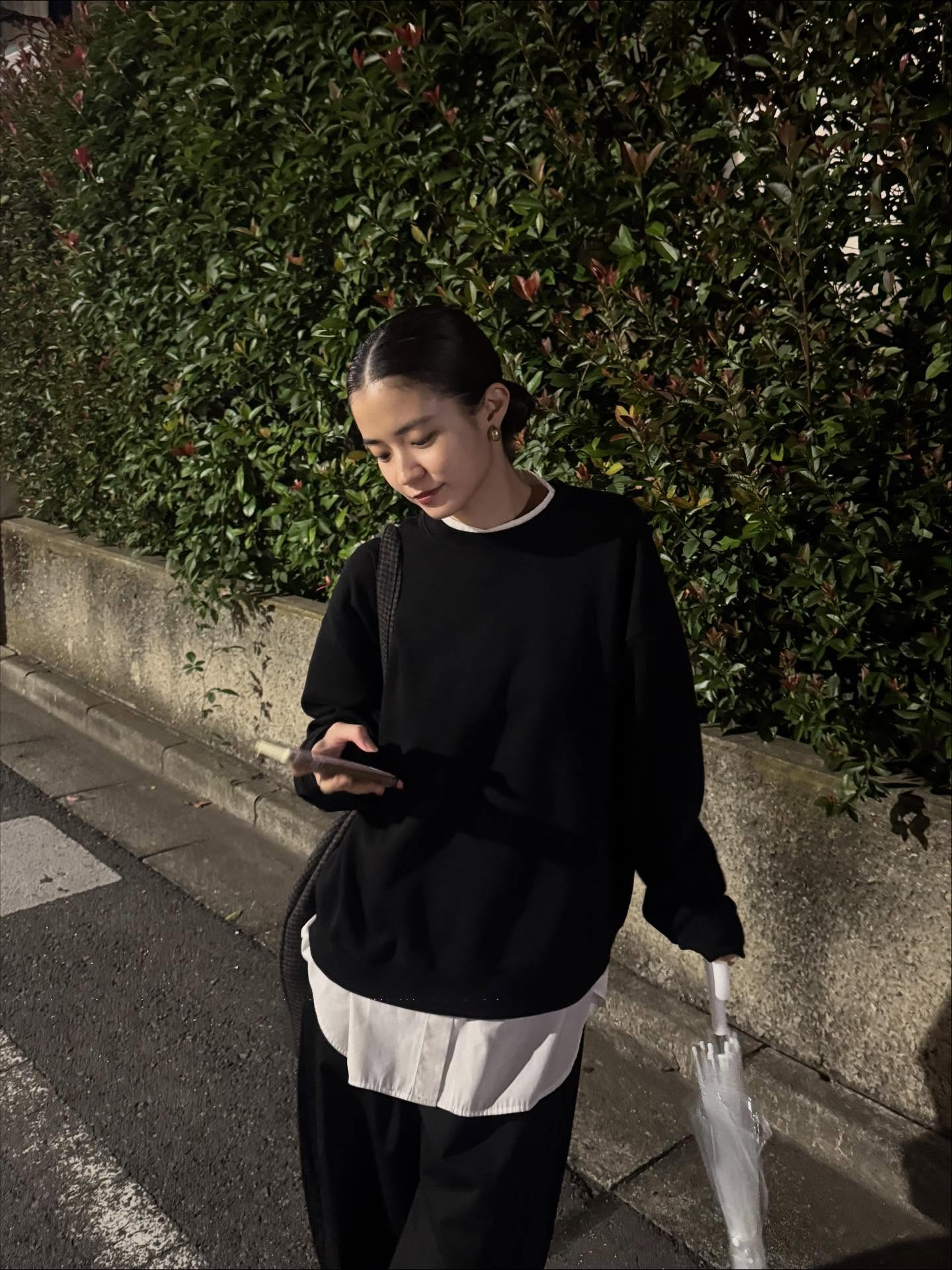 겨울에도 셔츠 레이어링해서 입자💨
기본 조합인 니트 안에 셔츠 레이어링만으로 센스 확 올라가🖤💫 이미지5