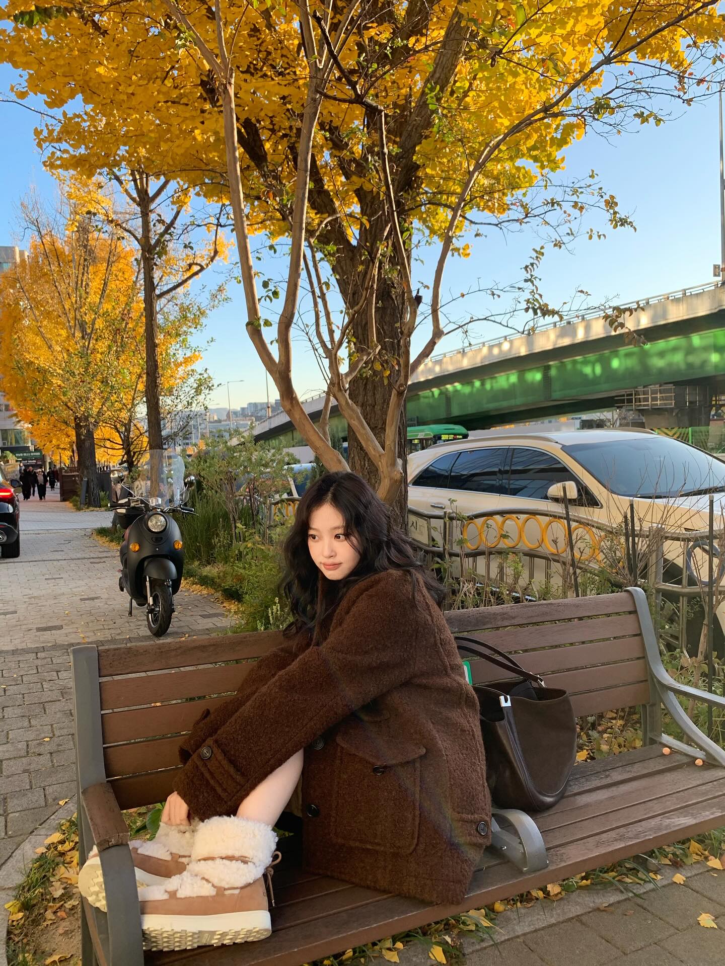 요즘 유행하는 미디 코트🧥
숏보다 따뜻한 미디코트로 데일리룩 코디하기🤎✨ 이미지5