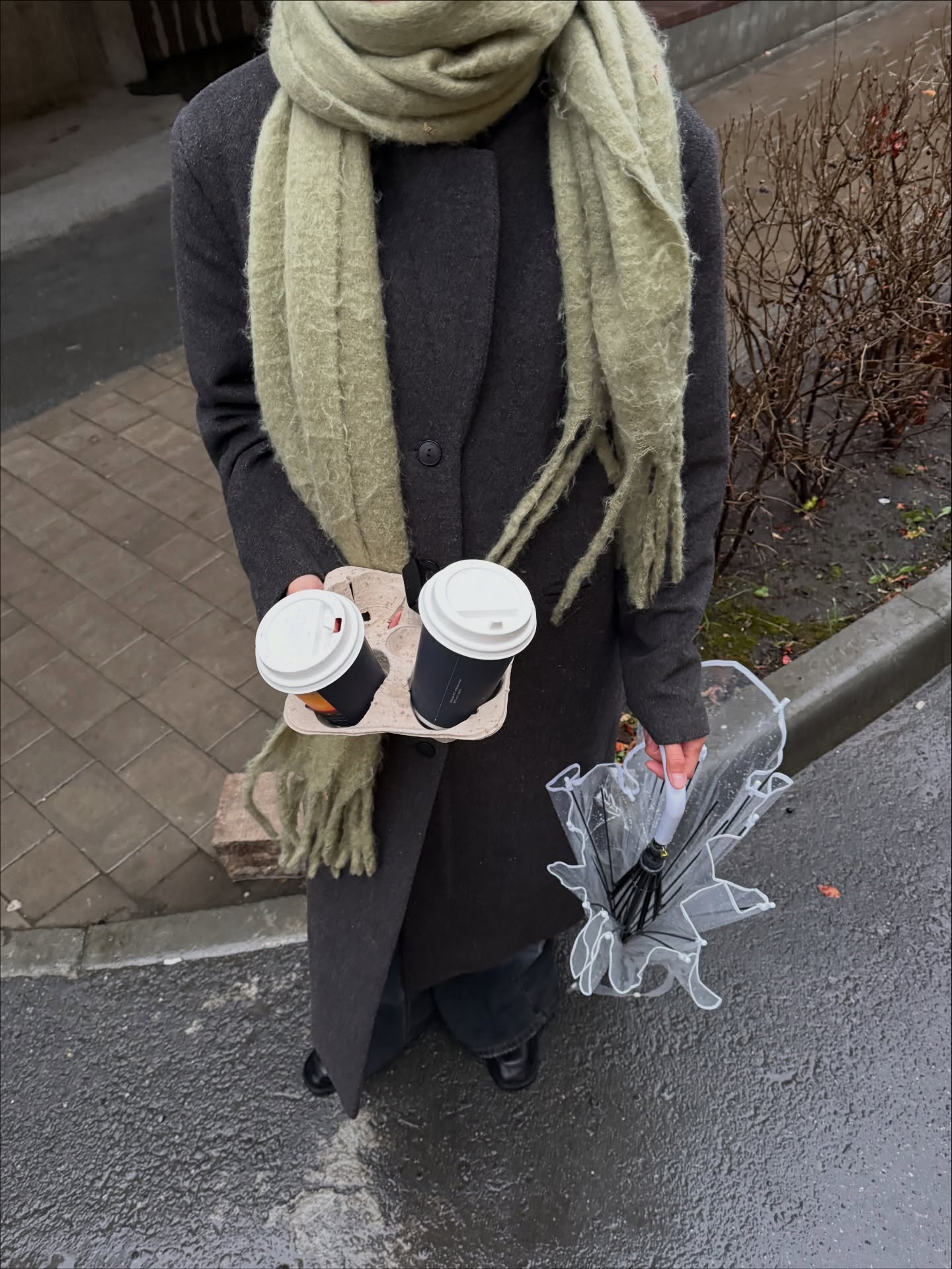 따뜻함은 머플러 하나로 완성🧣
아우터 위에 툭 둘러주면 분위기까지 챙기는 겨울 데일리룩✨ 이미지4