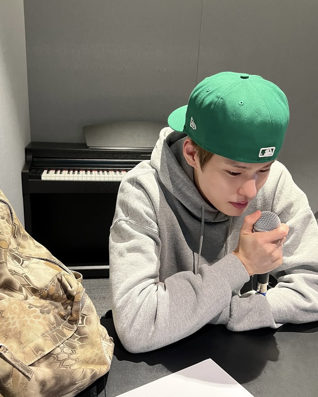 회색 후드 안 하고 뭐하니👻 이미지3