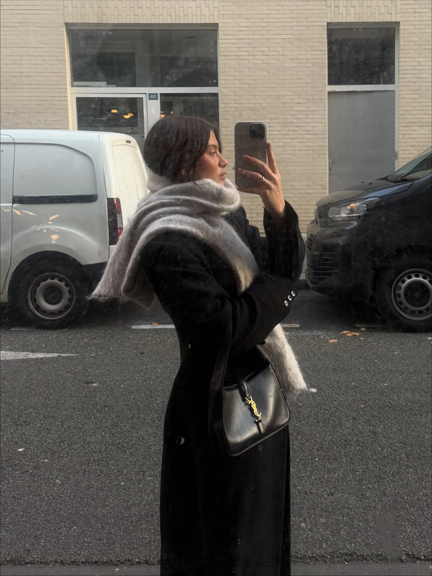 따뜻함은 머플러 하나로 완성🧣
아우터 위에 툭 둘러주면 분위기까지 챙기는 겨울 데일리룩✨ 이미지1