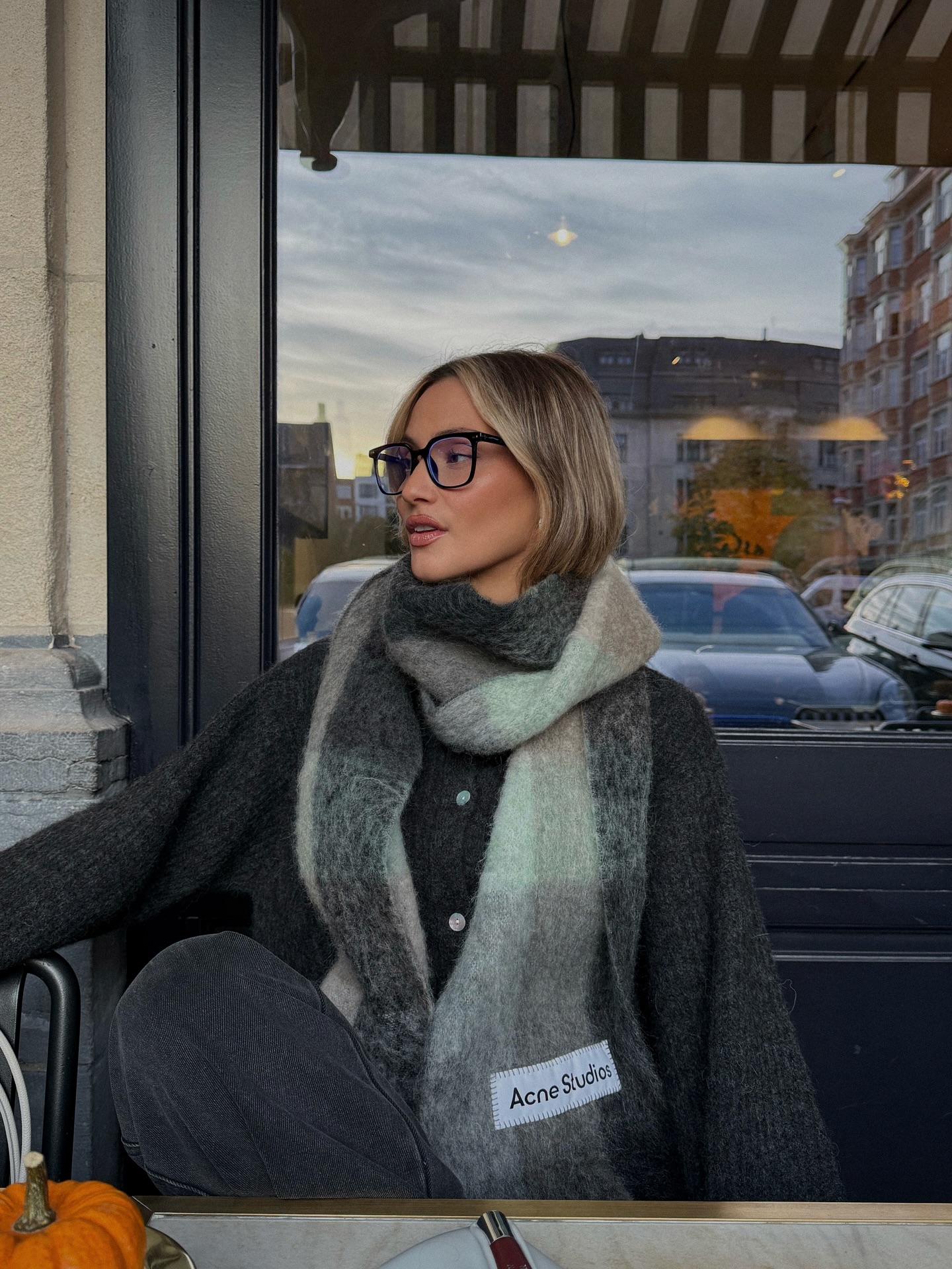 따뜻함은 머플러 하나로 완성🧣
아우터 위에 툭 둘러주면 분위기까지 챙기는 겨울 데일리룩✨ 이미지6