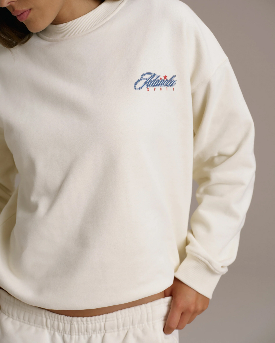 가을에는 셋업이지🍁
아다놀라 맨투맨으로 완성하는 가을 데일리룩🤎✨

가을에 편하게 입기 좋은 맨투맨, 지금 소개해드릴게요.

1. 바시티 컬러지, 10만 원대
 코튼 플리스 원단으로 제작된 오버사이즈 스웨트셔츠입니다. 드롭 숄더와 여유 있는 실루엣으로 단독으로도 활용도가 높은 아이템인데요. 같은 셋업 팬츠와 매치하거나 생지 데님과 스타일링해 캐주얼한 데일리룩을 연출했습니다.


2. 바시티 부클 니트, 10만 원대
부클 로고를 더한 오버사이즈 니트 스웨트셔츠입니다. 포근한 소재로 캐주얼한 무드를 연출할 수 있는데요. 같은 컬러의 니트 팬츠와 매치해 셋업 룩으로 편안한 데일리룩을 완성했습니다. 이미지