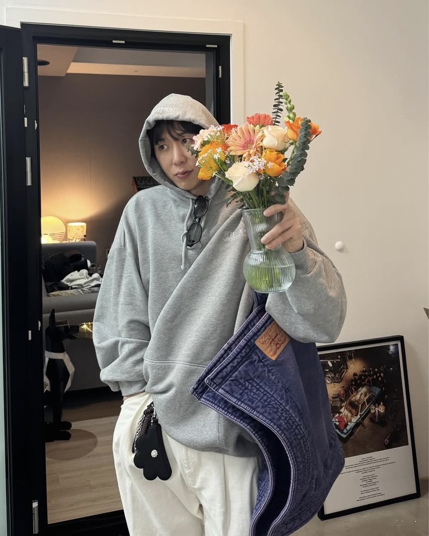 회색 후드 안 하고 뭐하니👻 이미지5